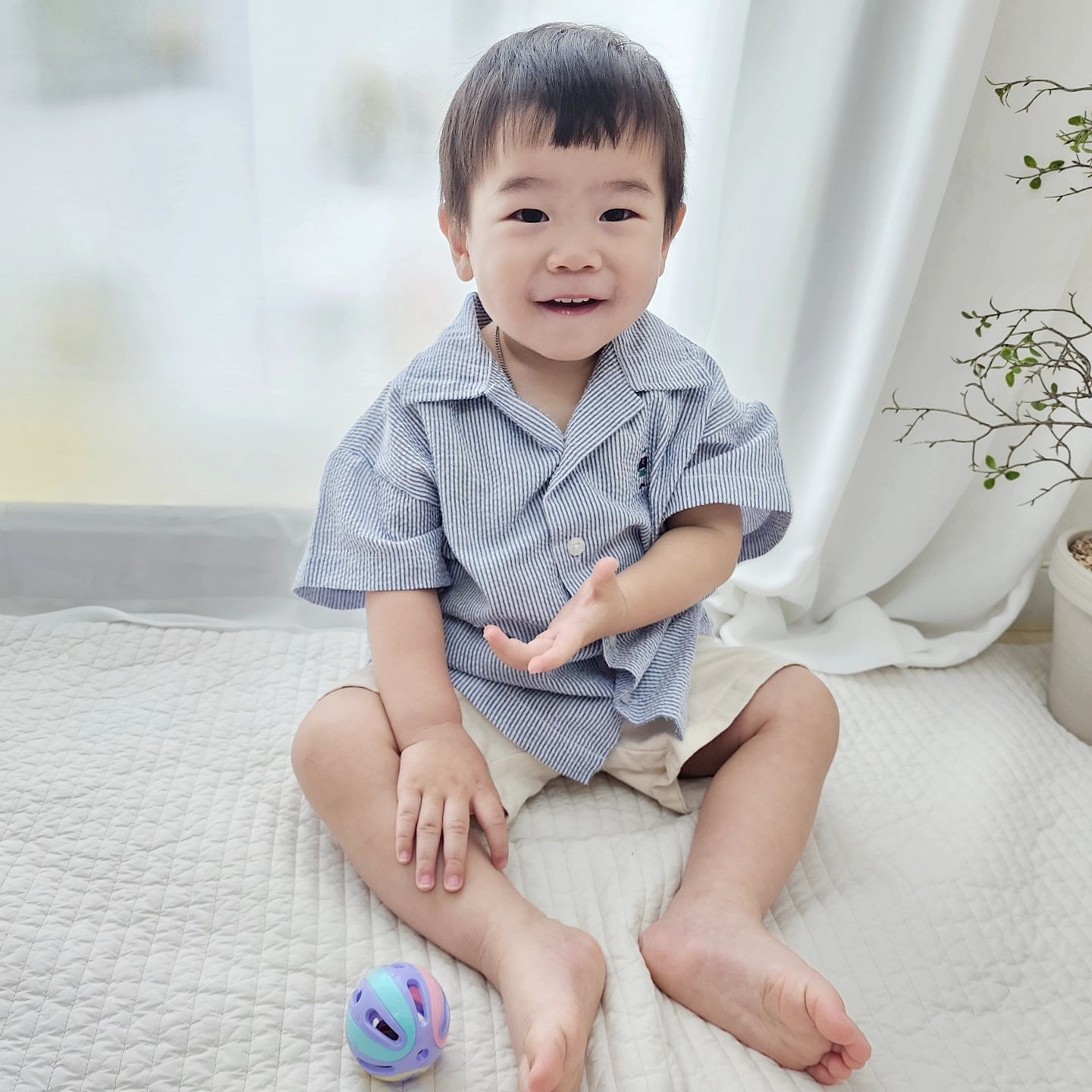 #협찬이지만솔직후기 X 블루래빗 iQBaby
우리아이 감각발달을 도와줄 귀여운 딸랑이,
실리콘 감각발달 치발기 딸랑딸랑 꼬꼬는요
물고, 빨고 해도 안전한 실리콘 소재에요.ᐟ

워낙 치발기를 좋아했던 아이라그런지?
민해니는 딸랑딸랑 소리나는 꼬꼬치발기도
좋아한답니다! 이제 물고 빨고는 많이 안하고
던지고..던지고.. 또던지고ㅋㅋ 
(너무 던져서 좀 그렇지만??ㅋㅋ)
안전하고 던졌을 때도 큰 소음이 안생겨요ᄒᄒ

그리고 내일이면 17개월되는 민해니는 
지금 한참 동물들에게 빠져 있어요

지나가다 동물만 보이면 자리를 떠나지 못하고
한참동안을 바라보며 우와우와를 외치는데,
동물소리를 정말 잘 따라하기도 해요
집에서도 친구야 뭐 해? 스탠드 북을 들고다니며
펼쳤다 접었다 너무 좋아하는 책이에요ㅋㅋ

이번주도 블루래빗 아이큐베이비덕분에
꿀육아 중인 민해니네랍니당~

ᵀʰᵃⁿᵏ ʸᵒᵘ ᶠᵒʳ ◡̈⋆
 bluerabbit_official_korea 
.
.
.
#블루래빗 #아이큐베이비 #iqbaby
#멀티자극그램 #블루래빗완구 #교육용완구 #우리아이발달완구 #유아완구 #아기장난감추천