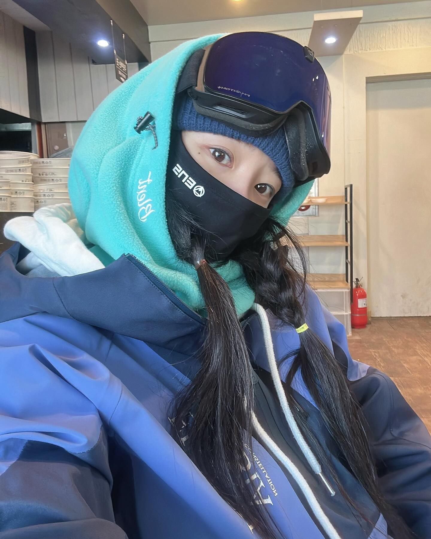 그 날의 온도

최저 -19도의 짜릿함을 잊을 수 없어서
사진과 영상으로 남겨 봄🥶🌡️☠️
우선, 씻지 않음(세수하면 피부가 갈라질까봐)
화장 할 필요도 없음(어차피 꽁꽁 싸맬 예정)

울 브레스 1장 먼저 입어주고 등에 붙이는 핫팩 3장
그 위에 다시 브레스 베이스레이어 2장
경량패딩 1개 입고, 블렌트 레이어드 티셔츠 1장
그 위에 또 딥카빙 흰색 후드티 1장
마지막으로 극강의 따숩 엘나스 보드복 입어주면 
뚠뚠해보이지만 꽃보더스러운 스키장 착장 끝

-5도 이하면 보드 절대 안 탓는데 어쩌다가...🫠
역시나 추운 날에는 안 되던 카빙이 더 안 된다는 말씀!
어쨋든 2324시즌 춥지만 잼는 추억 +1 소장☃️🩵

✨ tip! 추울 땐 몽블랑 카페로 튀튀(뜨거운 보리차 무료)

🧶 breath_layer 
👕 elnath_official 
🧣 blent_korea 
🥽 bollekorea 
🚡 phoenixhnr 
🚠 phoenixhnr_travel 

#휘닉스파크 #앰배서더 #스키장 #겨울 #보드복 
#보드복추천 #엘나스 #블렌트 #서포터즈 
#snowboarding #snowboard #스키장패션