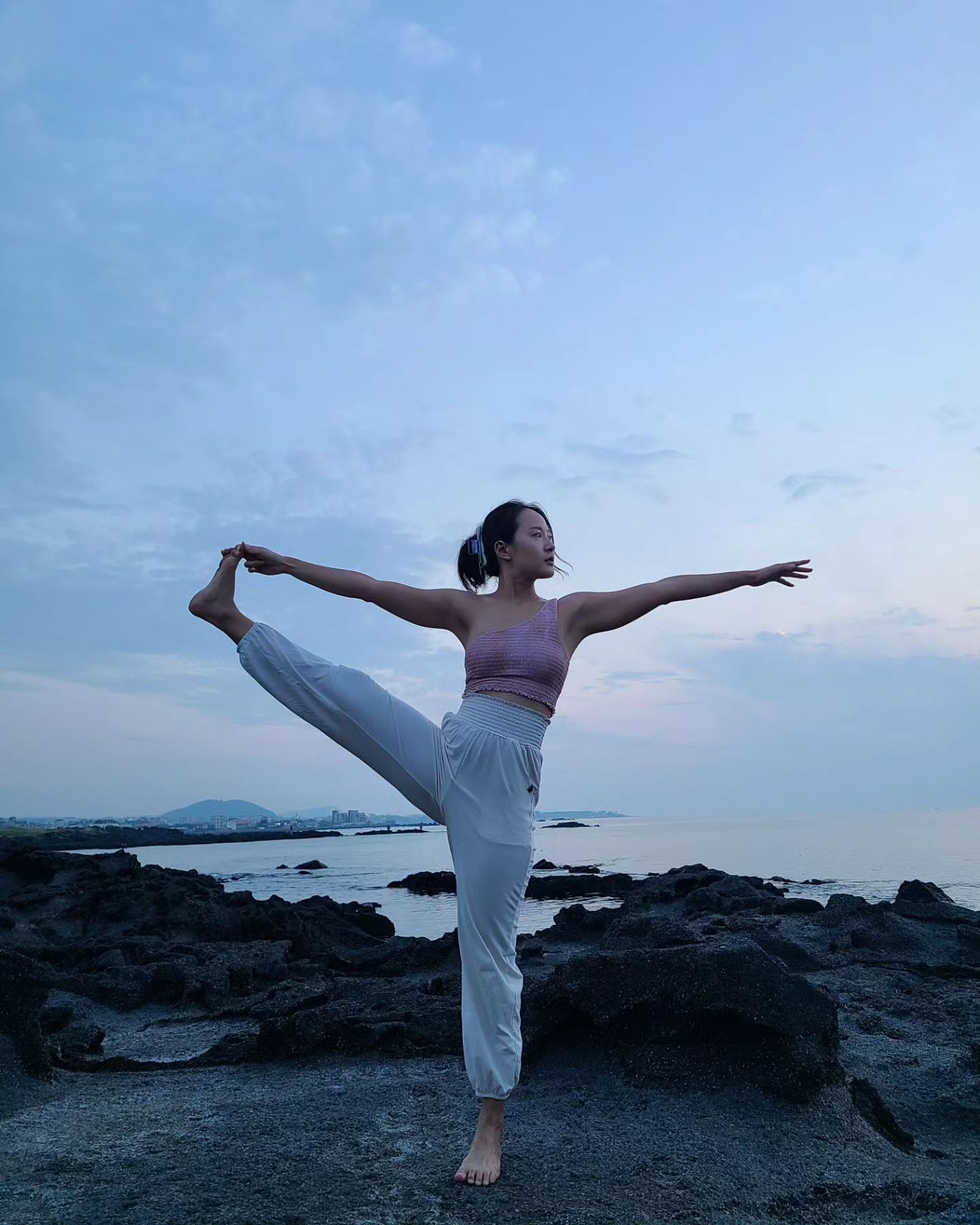 제주도에서 오전경기/ 오후엔 뭐하지-의 결과물: 요가🧘‍♀️

이번 제주투어는 웰니스(?)를 빙자한 헬-씌한 일정으로
오전에는 수영장에서, 오후는 운동으로-
컨셉으로 진행했었습니다😂😂

그리고 꼭 해보고싶었던 제주 야외요가,
그 중에서도 너무 좋아하는 바다에서의 선셋요가를 했어요.

aewol_7th_yoga 애월7일

울퉁불퉁한 제주 돌바닥에서의 느낌도 색달랐던 요가시간🥹
마지막 차담까지 행복했던 저녁마무리🌙
구름이 많아 바다로 떨어지는 선셋은 못봤지만
요가내내 흐르는 구름들과 물드는 하늘은
비현실적이게 예쁘고 색다르더라구요.

제주도에서의 요가, 꼭 해보세요 여러분💗
선생님이 적당한 난이도의 수업을 진행해주셔서
초급자부터 숙련자까지 다 만족스러운 요가에요😊

-
경기장에서 깔고 쉬려고 짊어지고 간 요가매트는 
여기서 유용히 이용되었습니다...😇 
여러분 함께해조서 고마와...

#제주 #제주요가 #제주도요가 #슬슬님