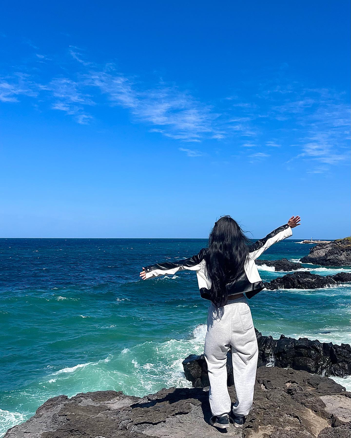벌써생각나는 제주도여행💙
은근 혼자 여행다니시는분들이 많아서 사진찍을때도
도움 많이받았어요 👍🏻
제주도 가기전 날씨예보 보고는 구름잔뜩이길래 조금 우울했는데
그것도 잠깐이고 여행내내 날씨좋아져서 완전 행복…😍