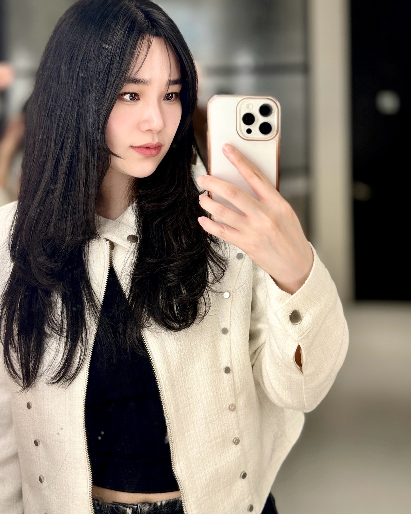 -
🤍🖤🤍
모두 주말 잘 보내고 계신가요?
머리카락을 강제로 싹뚝 잘리고나서 분위기가 바뀐거같아요..
괜찮나요…?😭 맘에 안들었었는데 이제 좀 자연스러워진거같아서 다행이지만!
오늘은 바이크 좀 타야될거같은 쎈캐언니😎  뒤에 타! 🏍️
.
.

#주말스타그램#셀스타그램#레이어드컷#거울샷#오오티디패션 
#데일리룩#트위드자켓#트위드자켓코디#패션계정맞팔