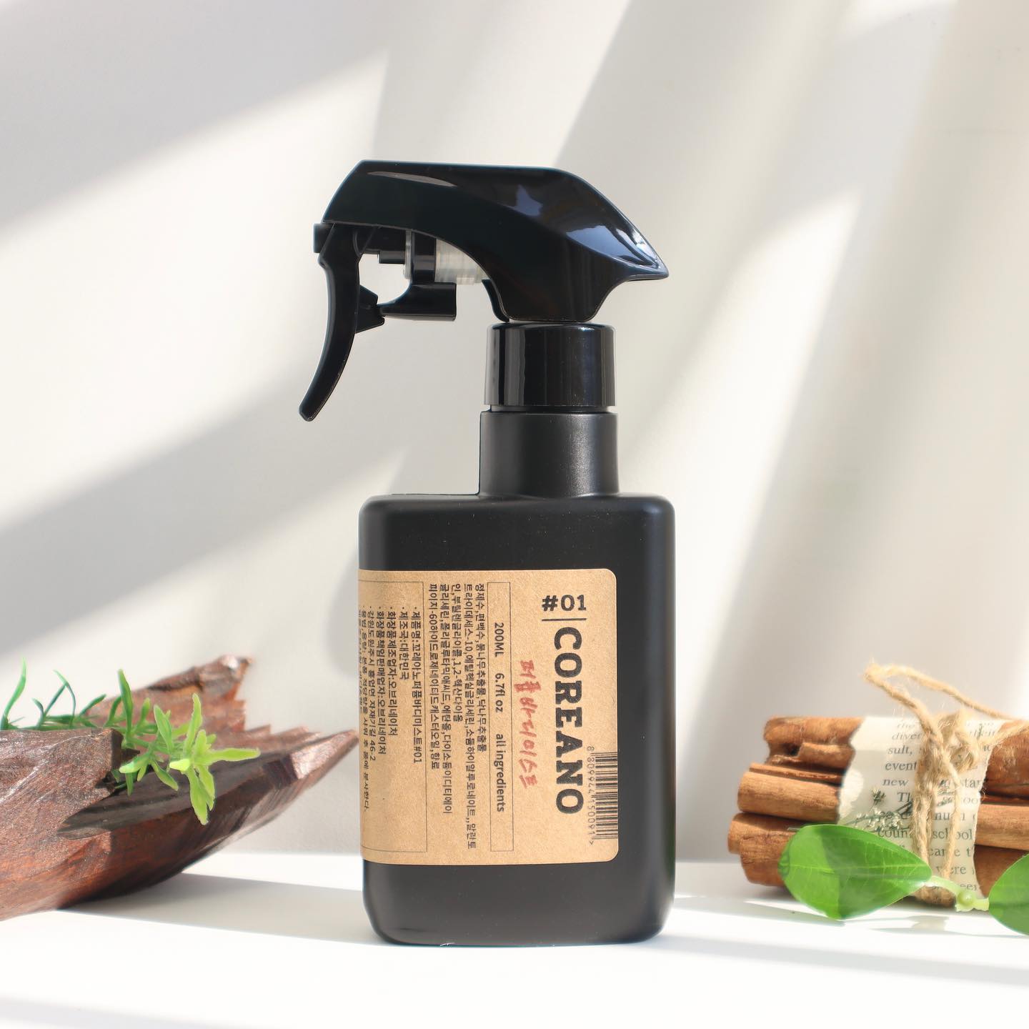 #광고
오브리네이처 꼬레아노 퍼퓸바디미스트
용량 200ml / 판매가 23,000원
머리 끝부터 발 끝까지 건조한 피부라 요즘처럼 건조한 환절기에는 샤워 직후부터 피부가 메마르는 것 같아요. 그래서 요즘 바디미스트를 꼭 뿌리는데요. 이왕이면 향까지 좋다면 금상첨화!
오브리네이처 퍼퓸바디미스트를 사용하고 있답니다.
미스트 형태의 바디 보습 제품이라 끈적임이 없어 옷 위나 헤어, 스타킹 신고 나서 다리에 칙칙 뿌려도 산뜻하고 촉촉하더라고요!
-
바디피부는 얼굴 피부와 다르게 피지선이 적어 각질이 많이 생기고, 각질이 모공을 막아 트러블을 유발하는데요.
피톤치드가 가득 함유된 편백나무추출물을 배합해 피부를 컨디셔닝해주며, 붉나무추출물, 닥나무추출물로 수분 부여는 물론 진정 효과를 선사해요.
이 뿐만 아니라 식물 유래 EWG 스킨딥 등급도 1인 알란토인 성분으로 강력한 보습효과를 선사합니다.
-
고급스럽고 은은하지만 지속성도 뛰어난 프리미엄 향만 사용했습니다.
첫향부터 잔향까지 명품향수 수준의 향으로 익숙한 향이 아닌 니치향이라 소장가치가 있습니다.
오브리의 미스트는 향 농도가 월등히 높은 프리미엄 라인 프래그런스로 잔향이 끝까지 남아 있습니다.
그래서 향수 대체로 이용하기도 해요.
-
강력한 분사력을 갖췄습니다.
30cm 이상 떨어뜨려서 온몸에 분사하시면 돼요.
멀리, 넓게 분사되기 때문에 손이 잘 닿지 낳는 등이나 엉덩이 부분에도 쉽게 뿌릴 수 있어요.
-
끈적거림 없이 산뜻한 타입인데요.
그렇다고 보습력이 결코 가볍지 않아 가을 겨울에도 든든하게 사용할 수 있을 것 같아요.
특히 남성들의 경우 바디로션을 건너 뛰는 경우가 많은데, 바디미스트를 사용하면 간편하기 때문에 잘 뿌리더라고요 ㅋㅋㅋ 제 남편이 그러함 ㅋㅋ
그래서 남편과 항상 같이 사용하고 있어요.