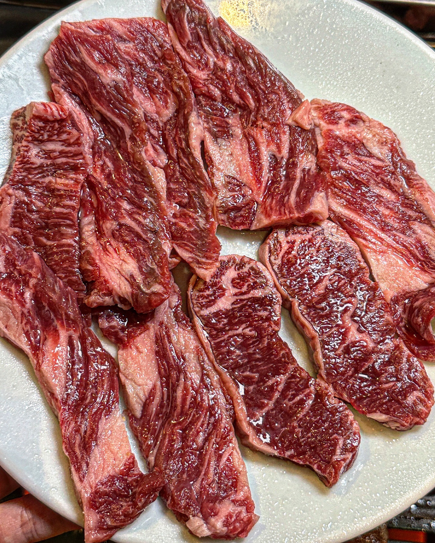 #협찬 방이먹자골목에 있는 제비추리 맛집 #육벌 🥩
 한우등심와 서울에서 쉽게 찾을 수 없는
제비추리를 가성비로 만나볼 수 있는 곳!

고기랑 구워먹을 표고, 목이, 백목이 버섯 3종에
소스 3종류까지 겁나 야무지다.

먹다보니 심, 지방이 거의 없어서 좋았는데
알고보니 가급적 지방을 제거하고 담백하고
부드럽게 숙성해서 제공해주신대…. 🔥
마블링도 좋고, 고기질이 참 좋아 !

굽는 것도 사장님이 후딱 먹기좋게 잘라
구워주셔서 쉴틈없이 맛나게 먹기만 하면 돼 🐷

프라이빗 룸 예약도 되서 회식도 많이 하시더라.
편하게 대화하면서 식사할 수 있음!!

그릴은 숯불과 같은 효과를 내는 원적외선 그릴이라
연기도 잘 안나! 건강하고 맛있게 고기를 구워 먹을 수 있어.
주문도 테이블 오더라 소리 안질러도 돼. 간편쓰

갈비살은 즉석양념으로 주신대서 기대만땅.
다음엔 양념갈비 꼭 먹어봐야겠어 😗 잠실방이 맛집 추천!

📍육벌
서울 송파구 오금로13길 6 2층 육벌

#방이동맛집 #방이먹자골목맛집 #방이동고기집 #잠실새내맛집 #잠실맛집 #제비추리맛집 #잠실역맛집 #먹스타 #먹팔 #먹팔맞팔