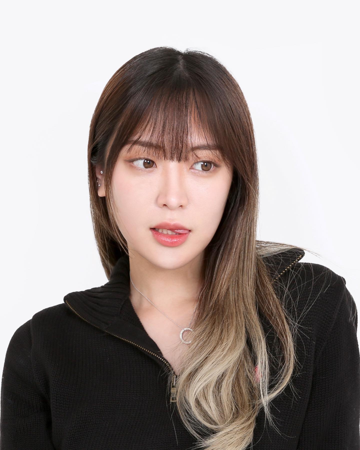 _lenssis 

최애로 등극한 렌시스 노이 브라운🤎

부담없는 그래픽직경 13.5에 오묘한 컬러감까지.. 
요즘 트렌드 저격 & 역시 렌시스 착용감도 좋고

온라인 구매도 가능하다고 해서 한달 지나면 
온라인몰 가서 바로 구입예정인 1인
자연스러우면서 동공확장 제대로 해주는 
렌즈 찾는다면? 나만 알고싶지만 완전 강추합니다🤫

#제품제공 #렌시스 #렌즈추천 #데일리렌즈 #노이브라운