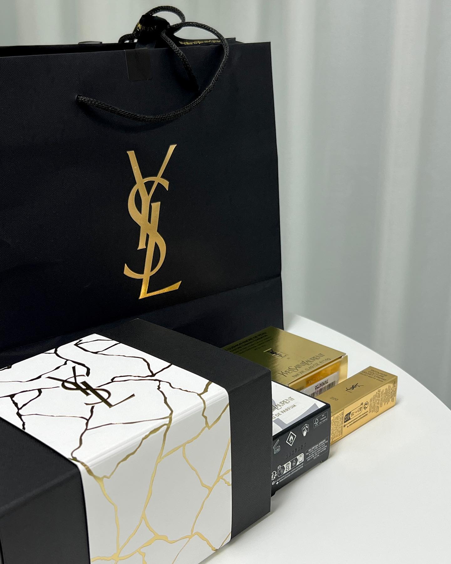 yslbeauty 
영롱 그 자체인 홀리데이시즌 입생로랑뷰티✨🎄🖤
선물 주고받을일 많은 연말에 고민 줄여줄
입생로랑뷰티 베스트아이템 세트에요 (＊’͜’ )
리브르 오 드 빠르펭, 따뚜아쥬 꾸뛰르 벨벳 틴트,
엉크르 드 뽀 쿠션까지 여자들 워너비아이템 다 모아둔 .. ♥️
곧 자세한 후기 들고올게요!