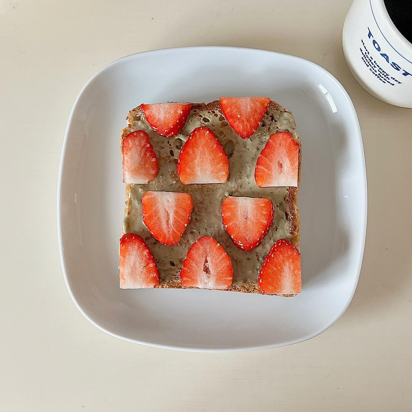 ◡̈ 

굉장히 마음에 드는 1월 셋째날의 아침🍓
집에 피스타치오스프레드(?)가 3월까지라 딸기를 샀당🥰
맛은 있는데 저게 좀 달아서 식단 초반에 그람수, 칼로리까지 
적어대던 그때에는 좀 멀리했었다.
이제는 행복한 다이어트, 유지어터 생활을 하는 중이니 
조금씩 먹어두대지!!!!

요거트도 똑 떨어져서 쿠팡에서 언능 사고 아침에 먹기
참 좋은 세상이다💫

원래 우유가 많이 있을땐 그릭을 자주 만들었는데 전기밥솥을 
버린후로는 코스트코 그릭을 사거나 쿠팡서 사서 유청을 빼서
먹었다! 그리구 이도저도 귀찮을때는 후디스그릭요거트를 엄청
많이 사는데 이번에 새로운거 도전했다가 괜찮템을 발견한거같다!
후디스보다 더 싸구.. 후디스 가격 오르고 해서 속상했는디🥹
앞으로 자주 살 듯. 넌 오르지말아라!!!😬

아그리구 어제 새로 산 내 요거트볼💖
넘 맘에 든다! 맘에 드는게 가득한 오늘 아침🍓행복해

✔️#그릭요거트 는 #요플레 #그릭마일드 (#쿠팡추천템 )