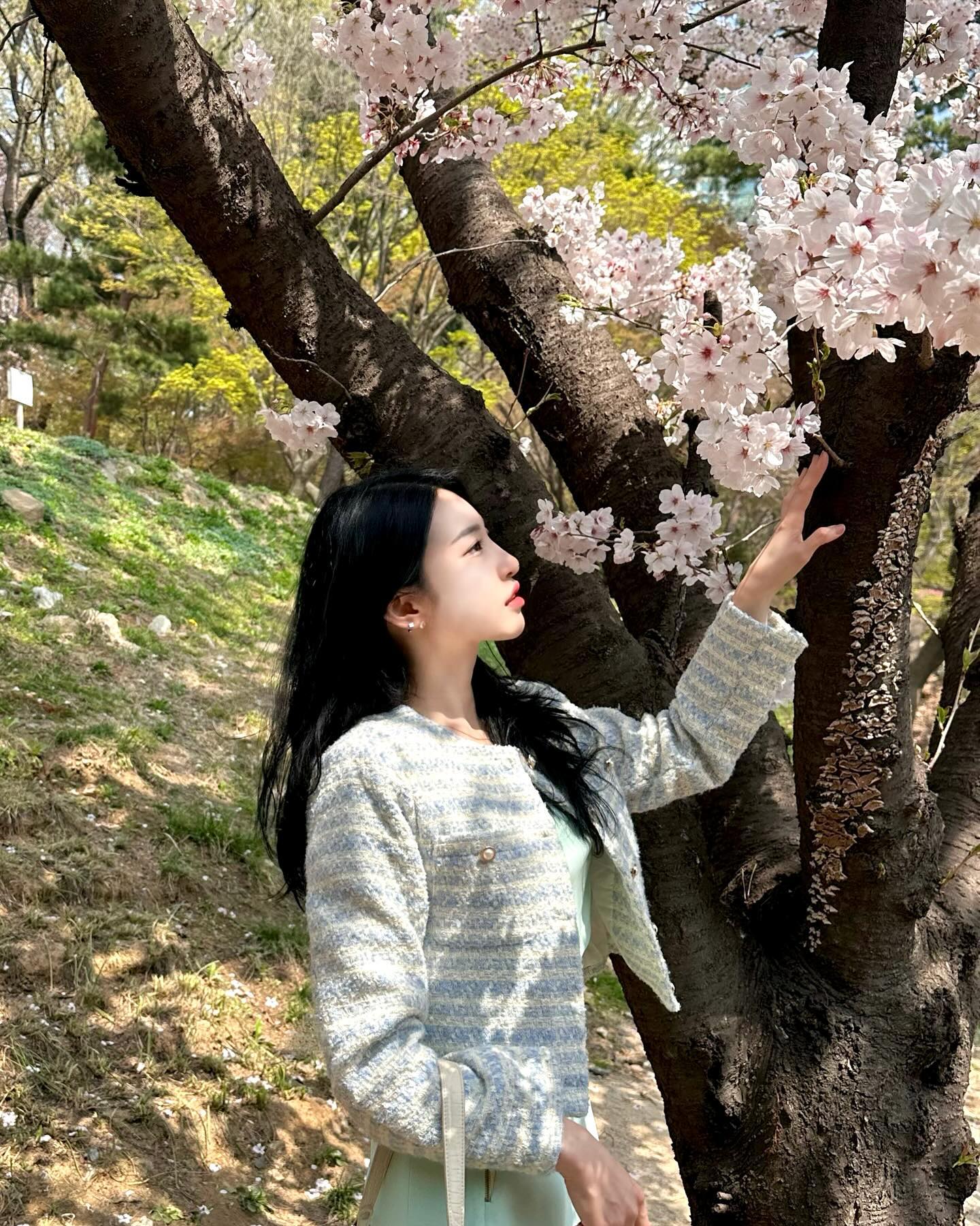 봄이 왔는데 인증샷이 없으면 섭하지이~🌸

다들 벚꽃과 함께 사진은 잘 찍으셨나요? 
워낙 모든 분들이 미모가 출중 하셔서 
뭐가 꽃인지 헷갈리는데 저도 올려봤어요~
헷갈리시라고~🤭
.
.