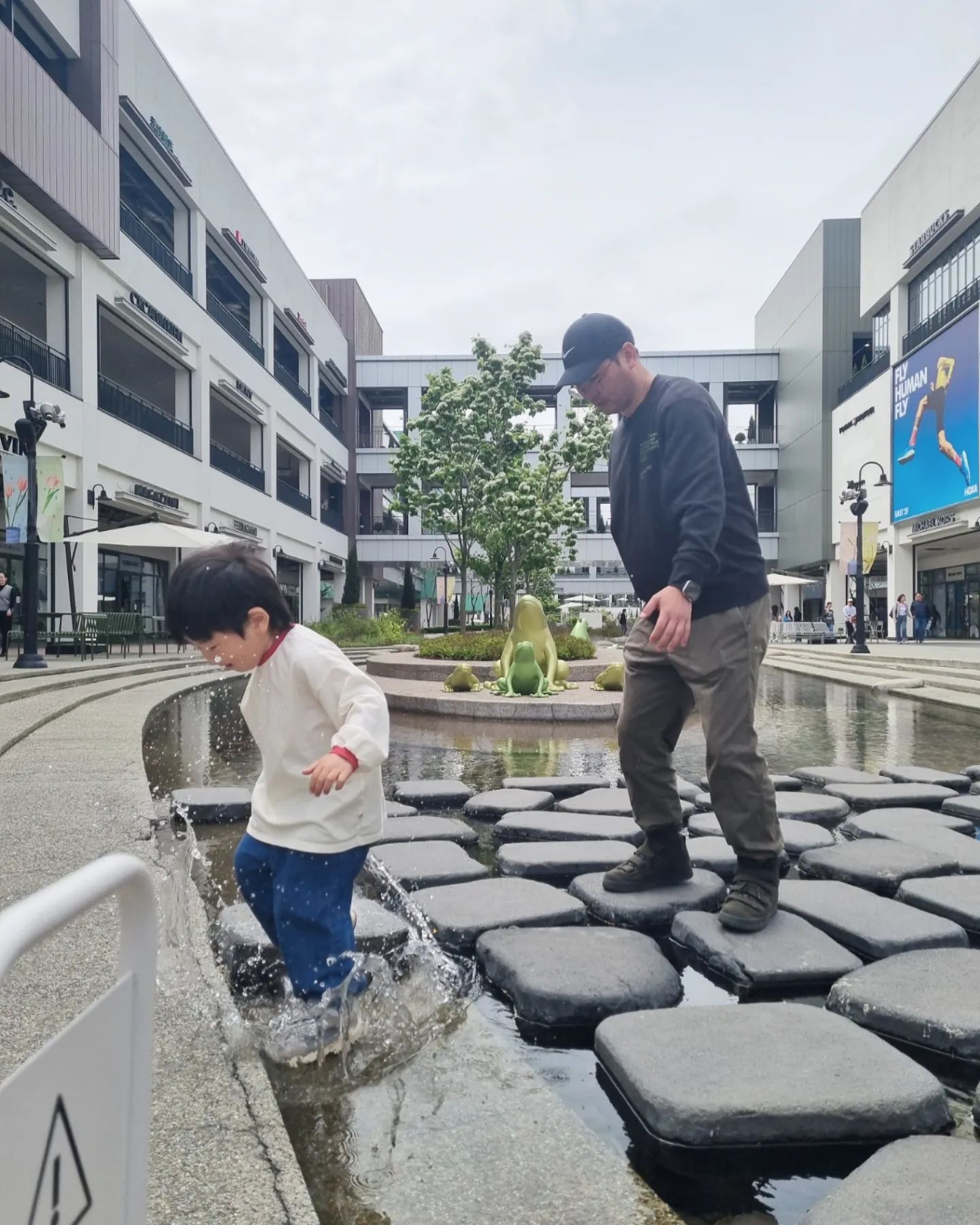 .

애미야, 보고있나?! 💦 

평범하게 좀 건너라고오오 
사진찍던 나, 뒤에 건너던 아빠 댕당황🥲
앞에 서 있던 보안 삼촌도 당황쓰 ㅋㅋ

#호띠😼 #43개월아기 
#아들과평화로운일상