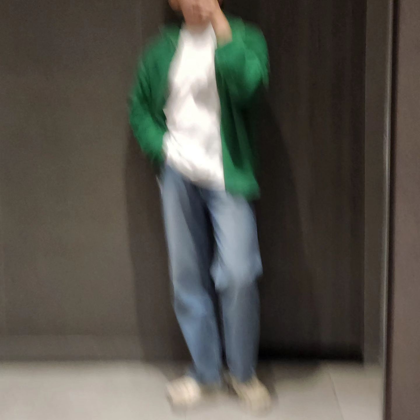 NEW OUTER - BUY BEST GREEN

▪️기분 전환도 할겸 그동안 시도하지 못했던 초록색 옷을
처음으로 입어봤습니다.

▫️생각보다 핏도 잘 떨어지고, 어느옷에도 잘 어올리네요.

▪️언제 입어도 좋은 아이템이라 한동안 잘 입을것 같습니다.

- outer x kiimuir
- top x musinsa_standard
- bottom x drawfit_official
- shoes x crocskorea
Buy x musinsa_standard

Model x jun0_wishy