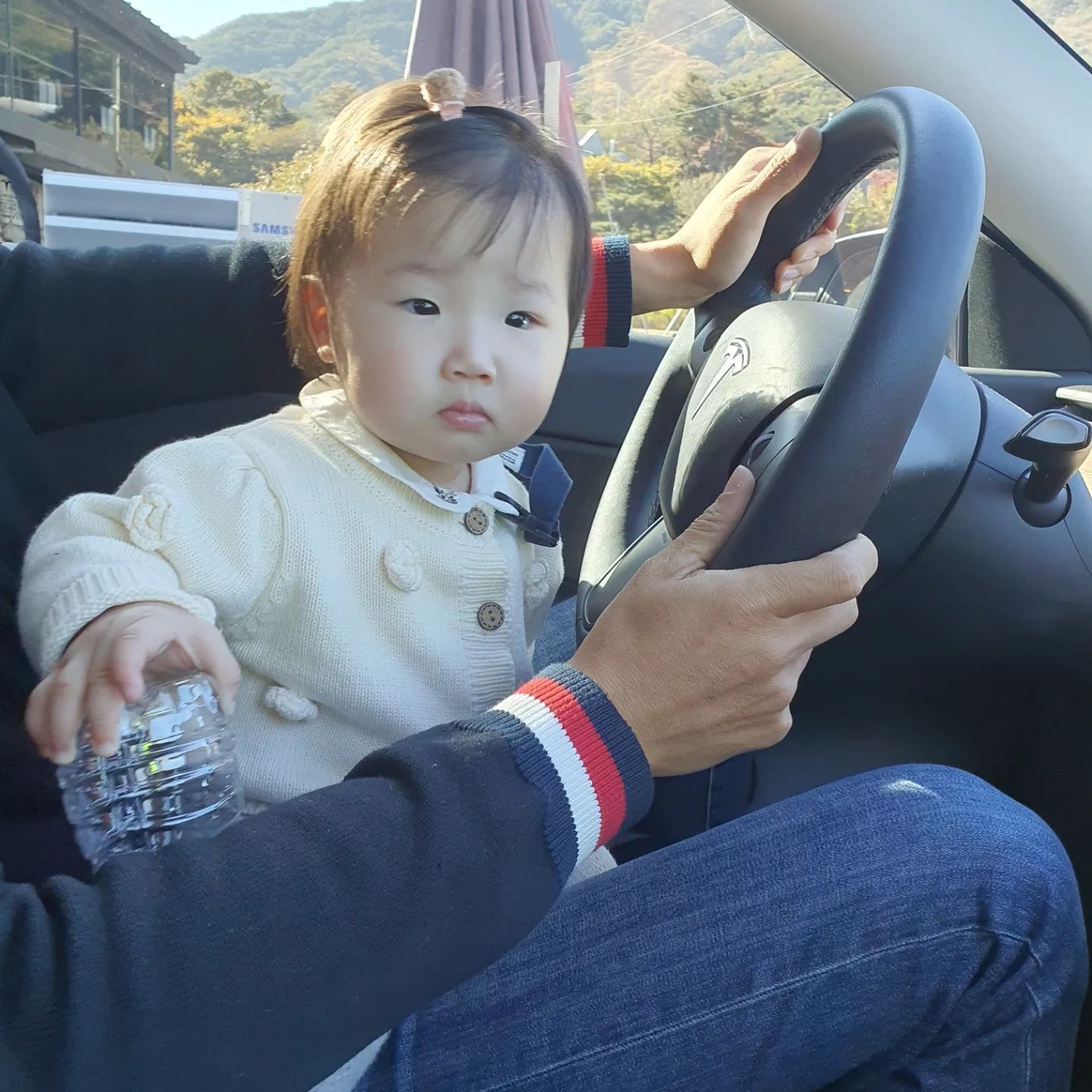 #포천 #이동갈비 먹으러 갔다가 #웨이팅
아빠는 #게임삼매경 #재밌니여보야
#율리더베이비 도 #운전대놀이 🚘
#우래기 운전잘하네😘