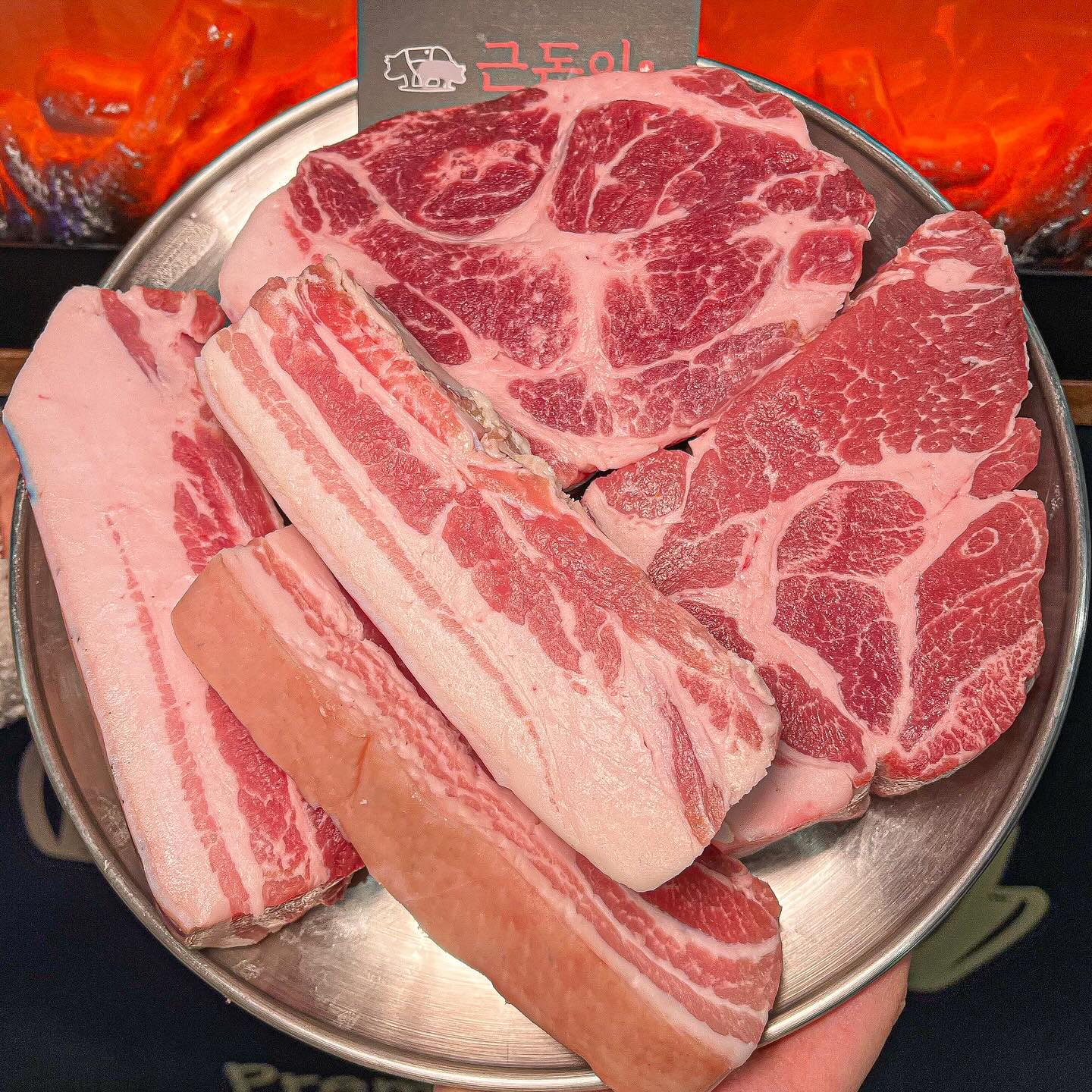 제주도 백돼지요?

#근돈이

▫️둔촌동에 제주도 흑돼지와 백돼지를
기깔나게 구워주는 신상 맛집이 생겼다해
당장 다녀왔쭈!✨ 사장님께서 직접 구워주셔
먹기도 편하고 육즙도 꽉- 차있어요🫶🏻

▫️저는 백돼지로 주문했는데 두툼한 고기두께
보이시나요? 연탄불에 굽는데도 타지 않게
구워주시는 사장님 스킬은 말할 것도 없고
같이 나온 깻잎장아찌랑 먹는 조합이 최고더라구요!

▫️어디서도 본 적 없는 연탄볶음밥은
모양이 넘 귀욥,, ㅋㅋㅋ 볶음밥안에 고기가
총총 박혀있어 진짜 맛있었어요❤️‍🔥

▫️직접 구워주시는 제주 돼지를 편하게
먹고싶다면 <근돈이> 어떠세요?!

@@연탄볶음밥 넘 귀엽다ㅠㅠ
_______________________________________
🏠 근돈이
📍 서울 강동구 풍성로 216 1층 근돈이
🧾제주백돼지 ₩48,000원
🧾연탄볶음밥 ₩8,000원
🧾폭탄계란찜 ₩7,000원
🧾 비빔밀면 ₩8,000원
________________________________________
#강동맛집 #둔촌동맛집 #성내동맛집 #둔촌동 
#흑돼지맛집 #제주돼지 #연탄구이 #성내동삼겹살