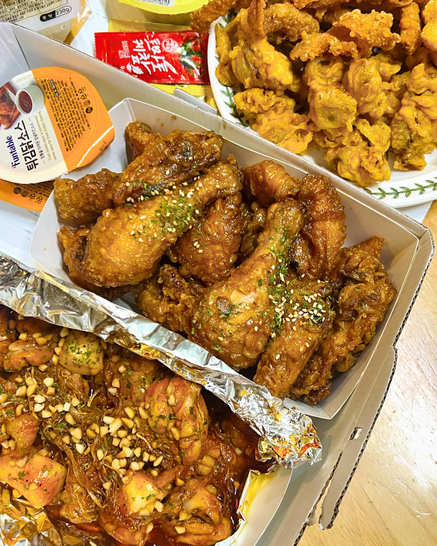 #광고
오랜만에 치킨 🍗

마라 숯불치킨은 밥 비벼 먹기 완전 최고에 바삭 달달 간장양념까지
사이드로 시킨 닭똥집이랑 닭껍질
기대 안하고 시켰는데 여기 닭껍질 튀김이 진짜 미쳤음

치킨부터 사이즈까지 어느 하나 버릴 것 없이 좋았던 냠냠 숯불 두 마리 치킨 

#남남숯불두마리치킨 #숯불양념치킨 #후라이드치킨 #숯불치킨 #치킨추천 #배달치킨 #양념치킨 #냠남치킨 #간장치킨 #먹스타그램 #맛집추천 #치밥