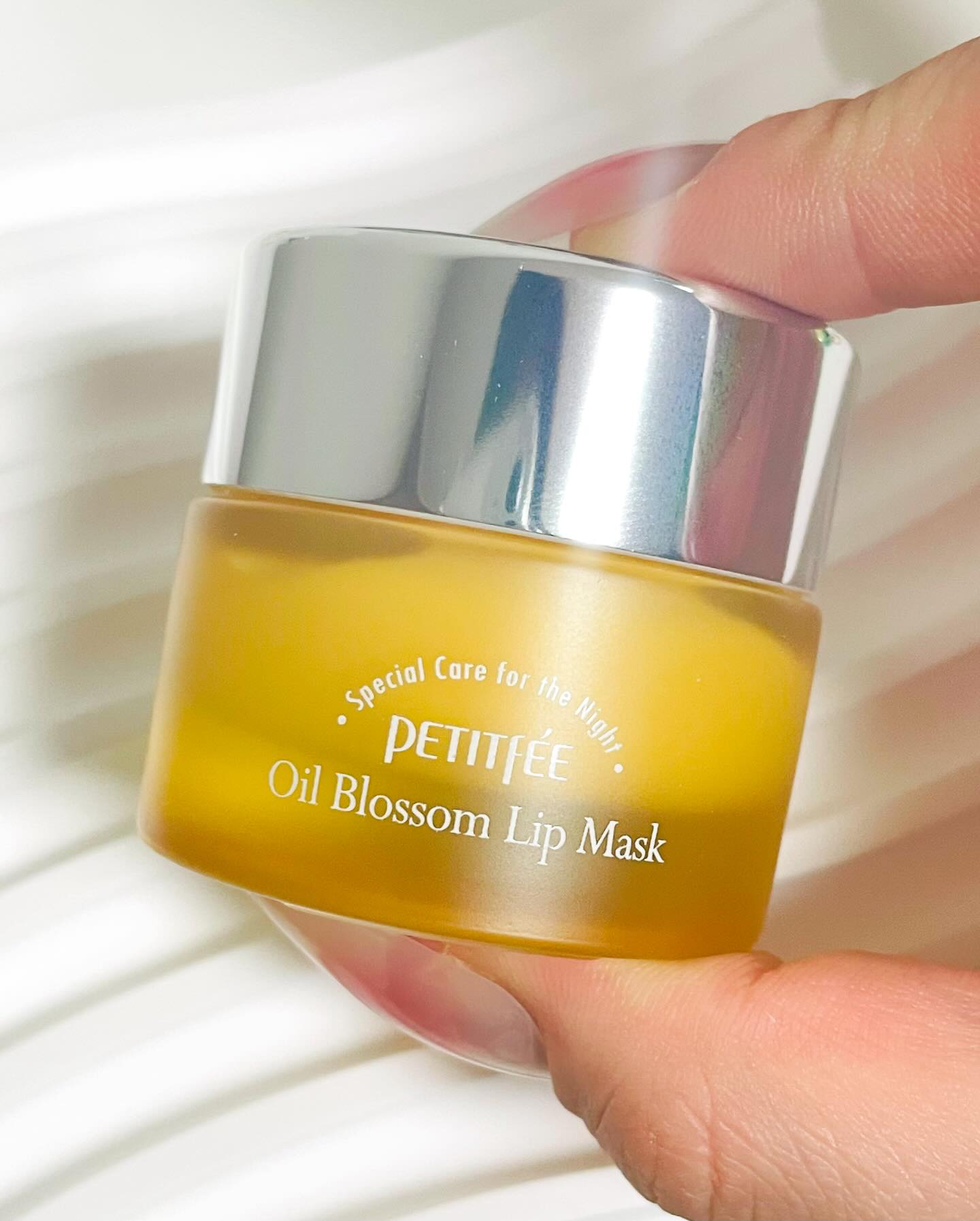 #15그램 #15그램뷰티 #15그래머 #쁘띠페 #petitfee #립마스크 #lipmask #쁘띠페립마스크 #오일블라썸 #오일블라썸립마스크 #립마스크추천 #립케어 #lipcare  petitfee_official 
6가지 오일이 블렌딩 된 고영양 밤 타입의 식물성 오버나이트 립 마스크 ‘쁘띠페 오일 블라썸 립 마스크 씨벅톤오일’ 입니당!!

-디자인부터 너무 예쁘지않나요??ㅜㅜ

-브띠페의 오일 블라썸 립 마스크는 잠자는동안 듬~~뿍 바르고 자도 괜찮은 제품입니당💕 

-오일밤 형태여서 일반 립밤과는 확실히 다르더라구요!

-끈적임을 별로 느끼지 못했어요!! 보습만 챙겨주는 느낌입니당ㅠ

-이 리뷰는 제품을 제공받고 작성한 솔직한 리뷰입니다!