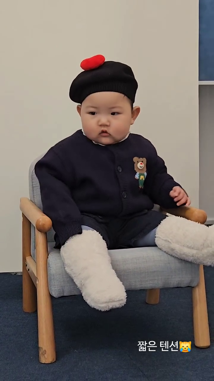 D+309
아빠와 이모가 아기강시라고 했다😇

베레모 구름베이비 cloudbaby_official
가디건 미키하우스 malistar_vintage
풋워머 해피프린스 마키 아기 방한부츠 happyprince_official

스튜디오 헤이헤이 studio_heyhey