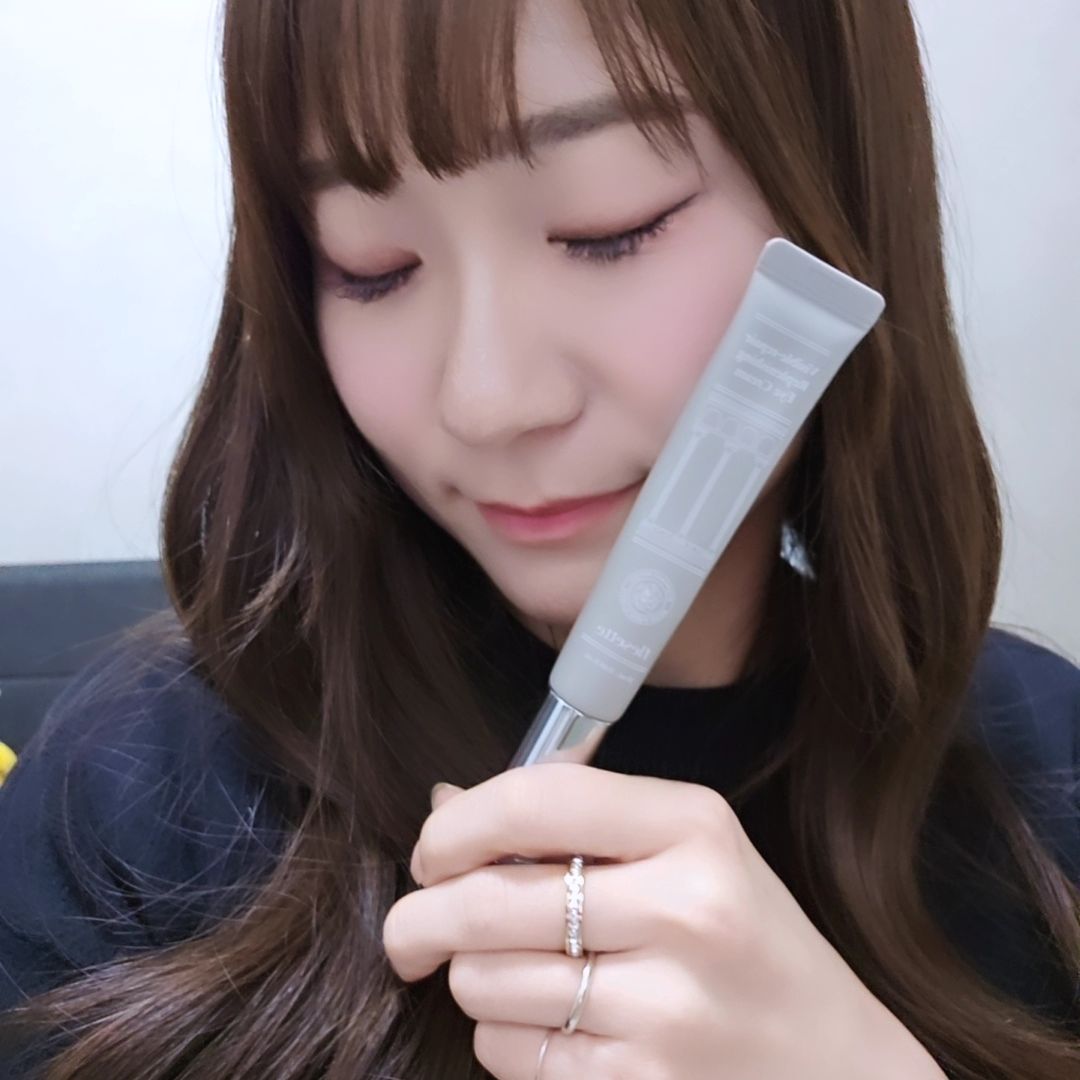#협찬 플리세뜨 비져블 리페어 리플레니싱 아이크림&갈바닉 인텐시파이어

✔️ 8가지 히알루론산과 2가지 펩타이드, 땅 속의 다이아몬드라고 불리는 화이트 트러플 함유
✔️ 갈바닉 디바이스가 피부보습과 탄력에 좋은 유효성분들을 피부 속 깊숙히 전달해주어 탄탄한 눈가 케어 가능
✔️ 지친 눈가에 영양을 공급

요즘 정말 애정하고 있는 눈가 케어 홈 에스테틱 제품❤️ 갈바닉 인텐시파이어의 미세 전류와 아이 크림의 시너지 효과로 눈가 주름은 물론 또렷하고 환한 눈가를 선사‼️ 이온토포레시스 방법으로 흡수률 🔼 모두 플리세뜨하세용😍
.
.
.
#flesette #플리세뜨 #더마테크 #dermatech #아이크림 #갈바닉아이크림 #눈가주름지우개 #뷰티디바이스 #홈케어 #주름개선