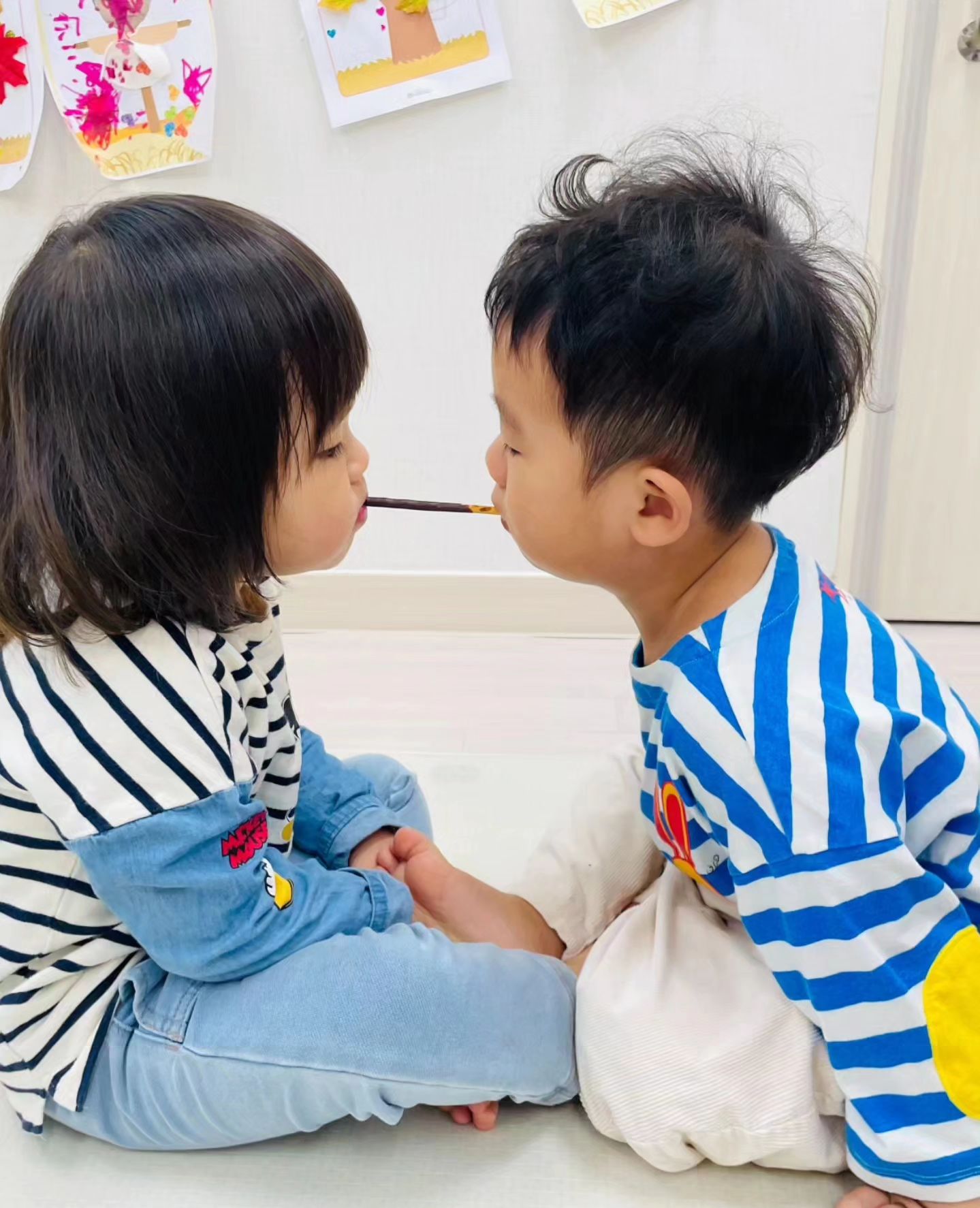 #키즈노트📕 

어린이집 보낸지 1년 지났는데도 
맬맬 알림장만 기다리는 중 

선생님 말씀으로는 
어린이집에서는 울지도 않고 
떼쓰지도 않는다는데
집에서는 정반대네ㅎㅎ
이중생활 하는 김은광 😚❤
그래듀 기특해 👍🏻