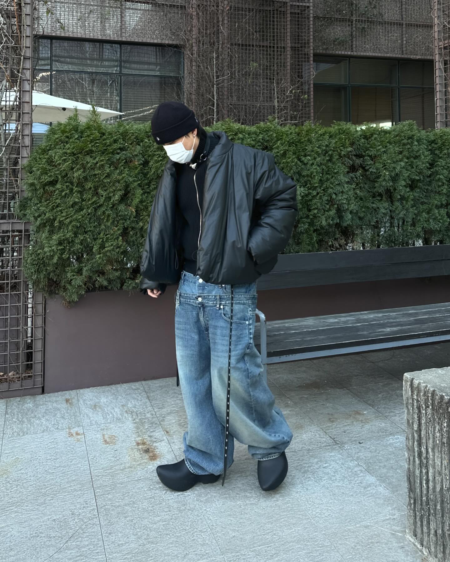 벌써 패딩 질리는데 어쩌지..😂
.
.
.
🧥 Outer : yeezyxgapglobal 
🧢 Cap : dauspice 
👕 Top : project__gr 
👖 Bottom : project__gr 
👟 Shoes : balenciaga 
⛓️ ACC : project__gr