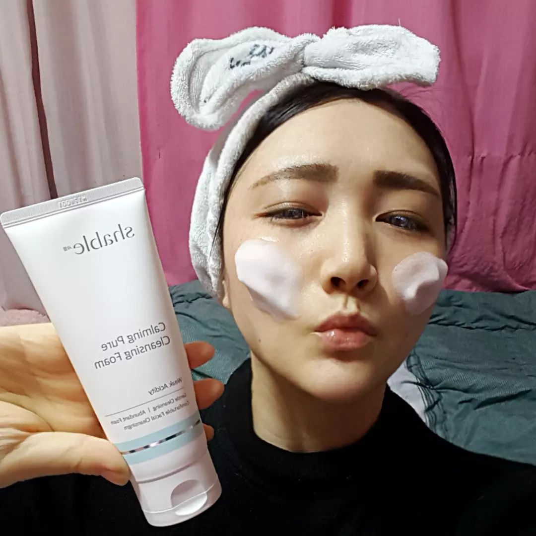 #광고 지만 너무 마음에 들어 애정템이 된 #약산성세안제 !
으로 순한 #판테놀클렌징폼 #약산성클렌징폼이기도 해서 순하고 촉촉하고 넘 좋아요
자극이 많아 더욱 신경쓰이는 #환절기세안제
사실 많은 분들이 고민하고 있을 부분이잖아요
#샤블카밍퓨어클렌징폼 의 경우
말끔한 세정력과 더불어 피부에 
자극없이 촉촉한 수분을 남겨줄수있는
제품이라 더욱 마음에 들었어요
개운하면서 깔끔하게 세정해주어 
세안후 가려움이나 갑갑함이
느껴지지 않아 좋았구요
자극으로 인해 피부가 붉어지는
현상도 없고 속당김이 느껴지지도 않는
촉촉한 클렌저라 더욱 만족스러웠어요
건조함과 다양한 자극으로 예민해져만 가는
제  환절기 피부를 위한 
순한 약산성 세안제를 제대로 찾은 느낌!!
자극없이 촉촉한 기능성 폼클렌징 너무나 좋네요
#뷰스타그램 #셀스타그램 #뷰티그램 #순한클렌징폼 #환절기클렌저  #환절기클렌징폼 #저자극클렌징폼 #셀카 #일상 #뷰티 #리얼후기 #애정템