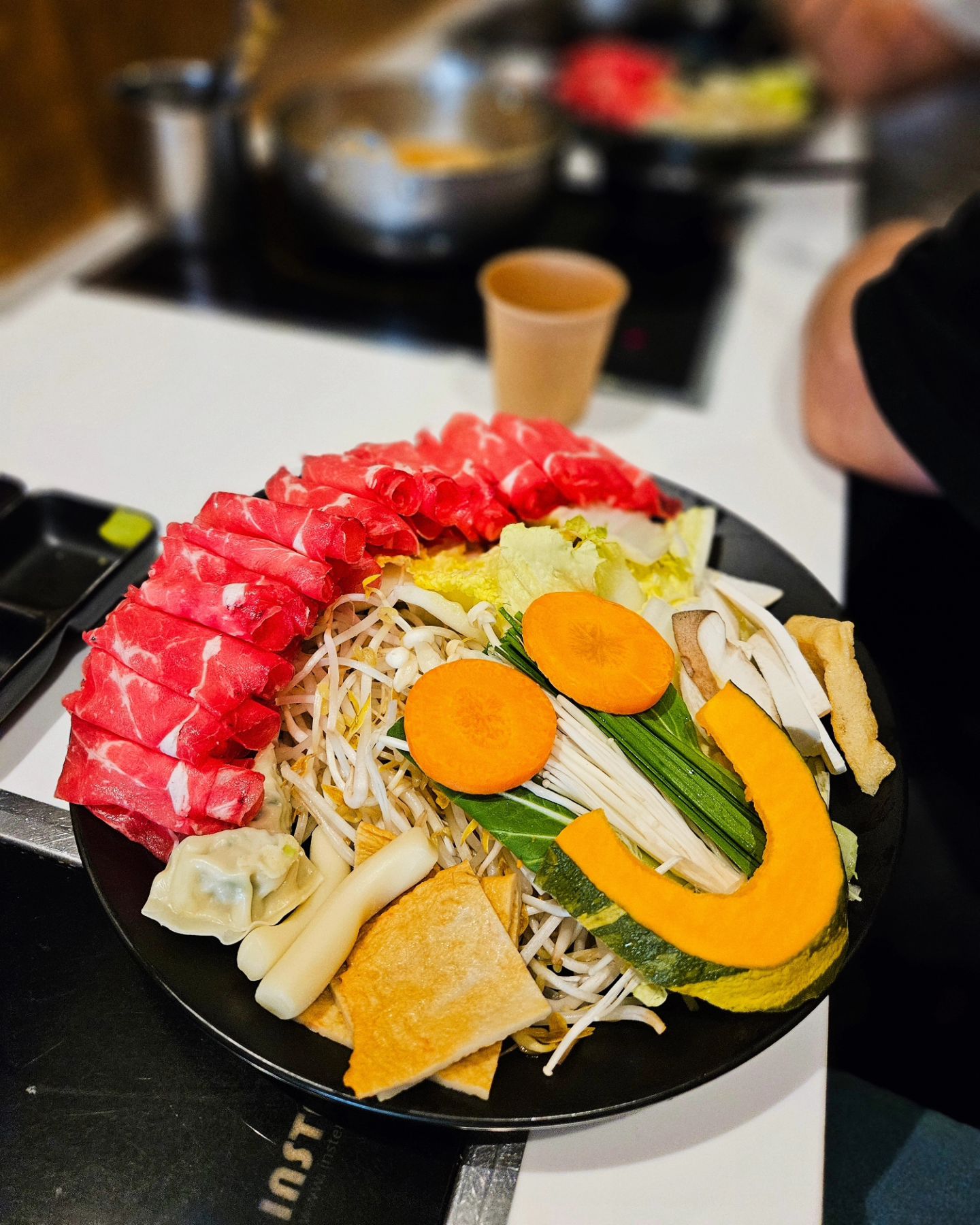 #협찬 

쌀쌀해진 날씨, 뜨끈한 국물이 먹고싶을때
제일 먼저 생각나는 샤브샤브

여러사람과 함께 먹는 샤브도 맛이 나지만
위생적으로는 깔끔하지 않아서
저는 1인샤브집인 #스구식탁 을 자주 가는 편이에요.

맛도 최고, 직원친절 최고!!
점심시간 맞춰서 갔더니 
대박쓰 ㅋㅋ 조금만 더 늦었으면 대기 할뻔!!!

주 타겟층이 1인 고객을 위한 'ㄷ'자형 바 테이블을 활용한 주방 동선 최소화해서 직원분들의 피로도를 줄여주고
재료 손질로 끝나는 조리시스템 덕분에

전문 주방 인력없이, 간단한 손질과
최소의 인원으로 오픈준비 완료는 물론
고객들의 취향에 맞는 샤브메뉴들 한가득~

매장 오픈 후에도 지속적인 매장 방문을 통해
매출 향상을 위한 점검 및 관리도 해준다고해요.

프랜차이즈창업을 준비하시는 분들에게
한없이 좋은 샤브샤브창업인거 같아요.

https://s9table.com/#move1

s9table

#프랜차이즈창업 #샤브샤브창업 #구미창업 #경산창업 #1인창업 #샤브샤브맛집 #대구샤브샤브 #1인샤브
#스구식탁동성로점
