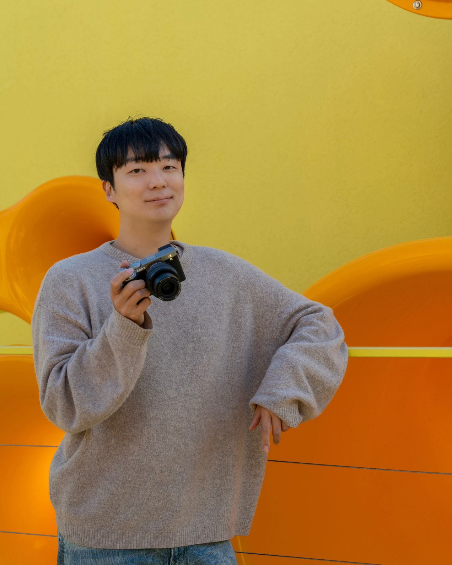 #광고 X sonykorea
원핸드바디 컴팩트 풀프레임 미러리스 A7C2
#헤드위그의특별한여행

언제 어디서나 한 손으로 가볍게 드는 풀프레임 SONY A7C2 📸
무게도 성능도 포기할 수 없다면 정답은 소니!
손목아픔에서 해방되는 신세계를 맛볼 수 있었어요
.
소니의 A7M4를 사용하지만 질투나는 바디네요
3300만화소와 최대7스탑 내장바디 5축 광학식 손 떨방이라니!!
.
항상 무게와 씨름하는 여행 콘텐츠 크리에이터로써 
가벼운 A7c2는 참을 수 없죠
.
겨울에도 따뜻한 서귀포와 제주 함덕 바다를 CREATIVE LOOK으로 담아봤어요 개인적으로 후보정 없이도 쉽게 색감을 입혀 좋더라구요 소프트하이키 SH 색감이 마음에 드네요
.
소니 하면 AF 끝판왕이라고 생각하는데 🐱 고양이 눈과 체형을 인식해 따라가는 AI AF는 정말 하늘 위에 하늘이네요
녹찻잎 하나하나 담을 수 있는 초고화소 바디라는 점도 놀랍구요
.
거기에 전작과 달리 메뉴창도 풀터치 방식에 스위블은 기본탑재, 소프트스킨과 4:2:2 10bit 영상까지 초격차 클라쓰가 제대로 느껴지는 바디였습니다
.
동백포레스트에서 붉은색 꽃 색감과 인물 피부톤까지 제대로 담을 수 있게 진보한 소니!
입문부터 프로 모두 만족할 수 있는 전천후 📷 A7C2!! 추천해요!!

✔️ 대부분의 사진은 소프트웨어를 이용한 후보정을 하지 않고 카메라기능을 이용했습니다

#대한민국구석구석 #겨울한숨 #제주도 #서귀포 #함덕해수욕장 #소니이미지갤러리 #크리에이티브룩 #creativewlook #a7c2 #소니카메라 #초격차 #여행에미치다 #여행일기 #풀프레임카메라 #aiaf #카메라추천