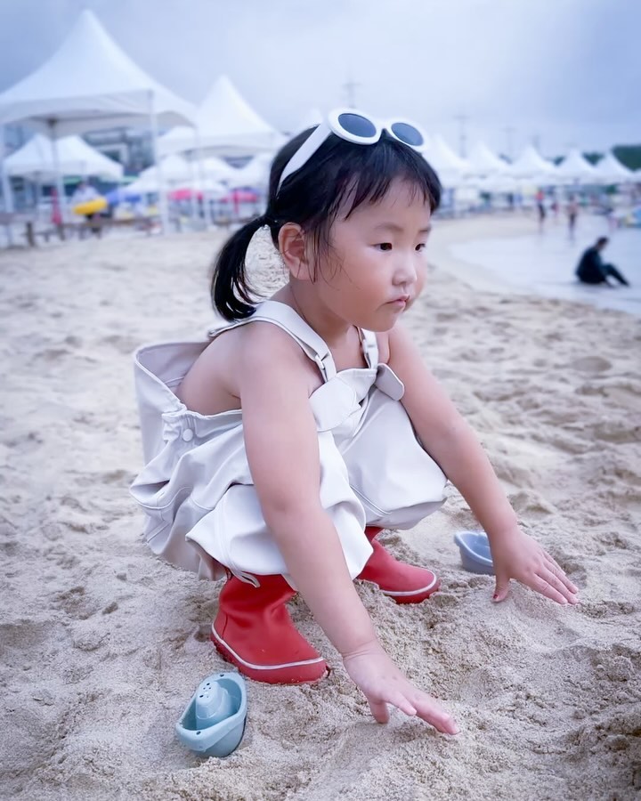 #협찬 #아가드 #오버롤방수팬츠

쪼아가 정말 필요하던 제품을 
아가드에서 보내주셨어요😀

바로 아가드 오버롤 방수팬츠!! 
갯벌놀이를 비롯하여 미술놀이,모래놀이,
촉감놀이 등 다양한 체험을 할 수 있도록 
만들어진 팬츠인데요😍

쪼아어멈이 요 제품을 마음에 들어한 
이유가 몇가지 있어요! 

1️⃣탄탄한 내구성👍
 -정말 견고하게 잘 만들어진 팬츠라는게 보여요. 

2️⃣완벽한 방수🌊
 -고주파 마감방식으로 물이 들어갈 틈이 없어요. 

3️⃣편안한 착용감🥰
 -체형에 따른 폭 조절 단추 및 셔링 마감으로 
  활동하기에 너무 편안해요. 

4️⃣ 다양한 활용성🩷
 -다양한 체험활동은 물론 비오는 날 우비,
 장화, 우산 등과 함께 착용하기에도 좋아요. 

이번에 쪼아는 여름 휴가 계획이 있어서 
모래 놀이 하면서 착용해주었는데요. 

뻣뻣하지 않고 부드러운 팬츠가 쪼아가 입기에 
거부감들지 않고 너무 편안해했고, 
모래와 모래섞은 물이 뭍어도 털어내 버리면 
그만이니 깔끔쟁이 쪼아에게 너무나 
필수템이었어요!! 💕

가슴앞부분엔 곰돌이 귀가 있어서 입었을 때 
또 너무 귀엽더라구요.😁

아이들 안전을 위해서 반사띠도 부착되어 있었어요. 

그리고 장화를 신고 팬츠가 자꾸 밖으로 빠져나올 수 
있는 점도 고려해 발 고리를 만들어주셔서 
팬츠가 절대 나올 일 없도록 해주셨네요!! 

그냥 만든 방수 팬츠가 아닌  아이들이 체험 활동에
온전히 집중 할 수 있도록 많은 점을 생각해서 
만든 아가드 오버롤 방수 팬츠!! 

정말 너무 예쁘고 견고해서 앞으로 쪼아의
체험활동에 항상 함께 할 것 같아요! 
다음엔 갯벌 놀이 가자 쪼아야🩷🩷🩷
 
Thanks.
aguard_official

 #모래놀이 #갯벌놀이 #미술 #유아미술 #미술놀이 
#장마 #비오는날 #촉감놀이 #체험활동 #필수템 #방수팬츠 # 갯벌체험옷 #해루질 #미술가운 #베이킹