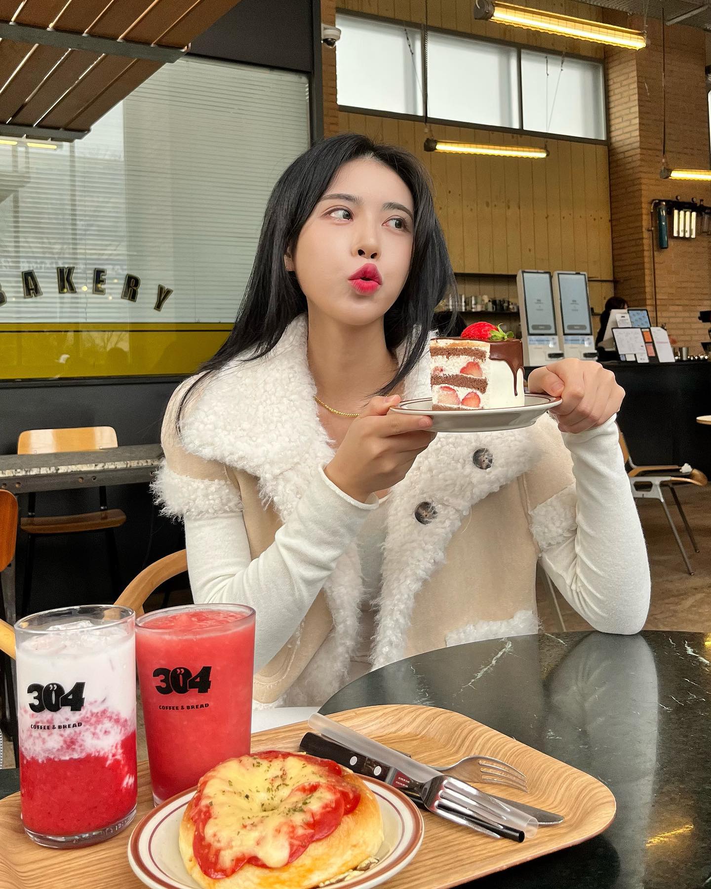 cafe304 
딸케 먹으러 304~~ 오랜만에 왔는데 트리도 있고 연말 부니기 제대로네🎄

#상무지구카페 #상무지구데이트 #딸기케이크 #크리스마스트리 #연말모임 #광주카페 #광주브런치 #애프터눈티 #상무지구 #첨단 #수완지구 #동명동
