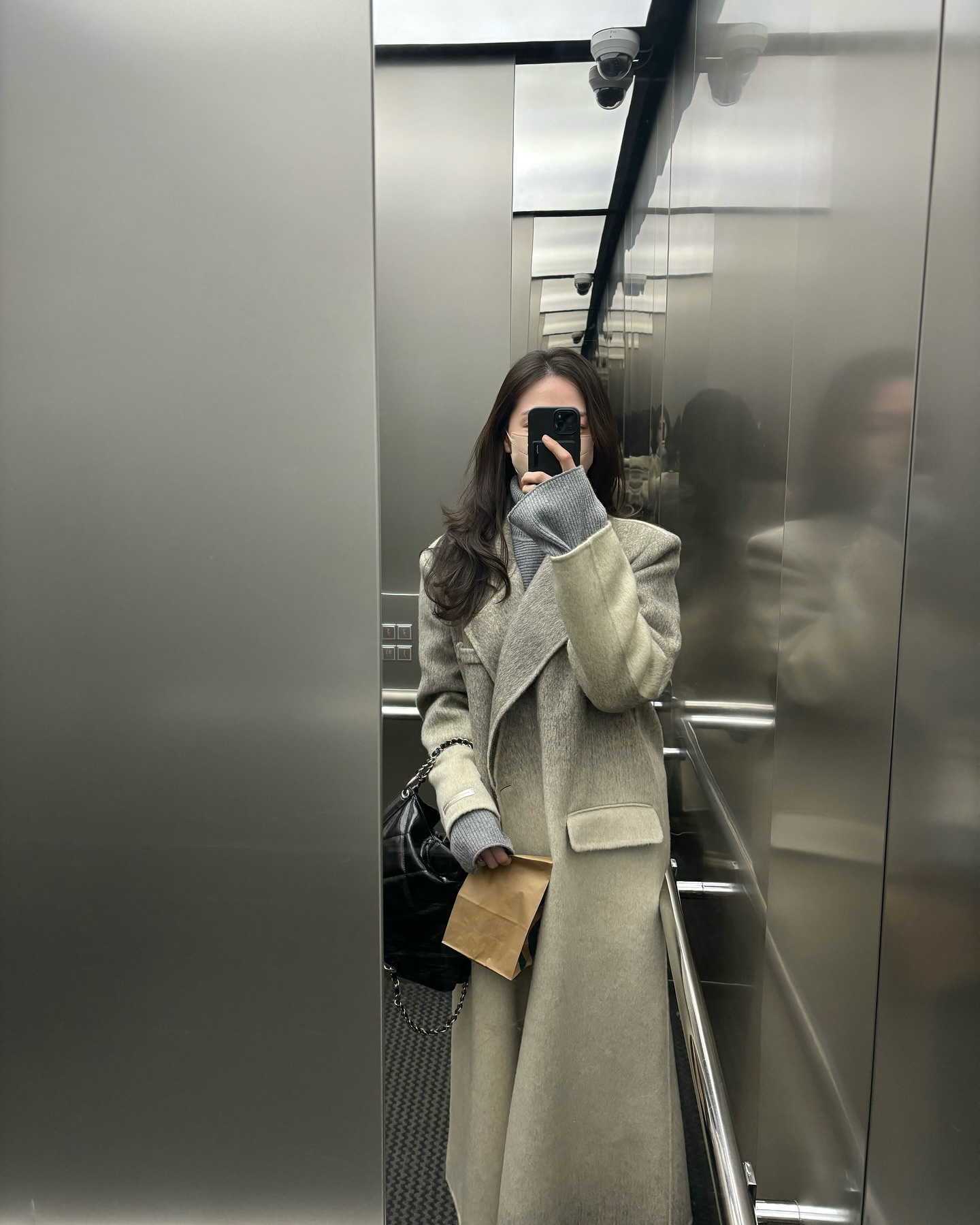 수아 막수하고 남편 저녁차려주구 지난밤 조동엄마들이랑 자유부인하고 왔는데요🤍 맥주 한잔도 다 안마셨는데 아침 숙취로 고생하고있는거 실화일까요..?😵‍💫 

그나저나 아기낳은뒤로 머리를 풀수가 없는데 머리풀고 다니시는 엄마들 어찌가능하신건가요..?🙄 수아는 제 머리카락 한올이라도 보이면 잡아당겨 입으로 가져가서 풀수가 없어요…

조수아는 나날이 머리숱이 많아지는데 저는 나날이 빈약해져가는 슬픈현실..😢 (자꾸묶으니 더 머리숱 없어지는거같아요…ㅠ)

아가가 머리카락을 가만두는지..? 아님 제가 모르능 다른 팁있는지 궁금합니다ㅋㅋ🤍

#알쓰의 #자유부인데이