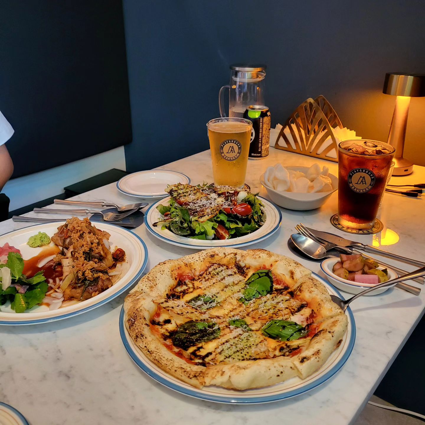 수제맥주 맛집인줄 알았는데 음식 맛에 반하고 돌아온 라페스타맛집 #늘상올웨이즈 #협찬
 
**주문한 메뉴**
카프레제샐러드 12,900원
특제삼겹튀김요리 20,900원
마르게리타 13,900원
늘상필스너 6,900원 / 제로콜라 2,500원

라페스타에 새로 오픈 한 수제 맥주집이 있다고 해서 방문했는데, 음식이 완전 내스탈이였던 늘상올웨이즈!😋
수비드 통삼겹에 튀김옷을 입힌 삼겹튀김요리는 부드럽고 촉촉해서 제철 나물과 아주 잘 어울렸고, 위에 뿌려진 바삭한 후레이크의 식감이 더해지니 아주 완벽했다 :) 샐러드와 마르게리타 피자의 야채들도 신선해서 향긋한 향들이 잘 느껴져서 좋았음🫶
맥주 마시러 방문했던 곳인데 음식맛에 반하고 올줄이야,,, 아직 궁금한 메뉴가 많아서 여러번 방문하게 될 것 같다 :) 
라페스타에 데이트 장소로 완전 추처언! 👐👐

#일산맥주 #일산파스타 #라페스타맥주 #리뷰노트 #라페스타데이트 #라페스타맛집 #라페스타하이볼 #라페스타수제맥주 #일산수제맥주