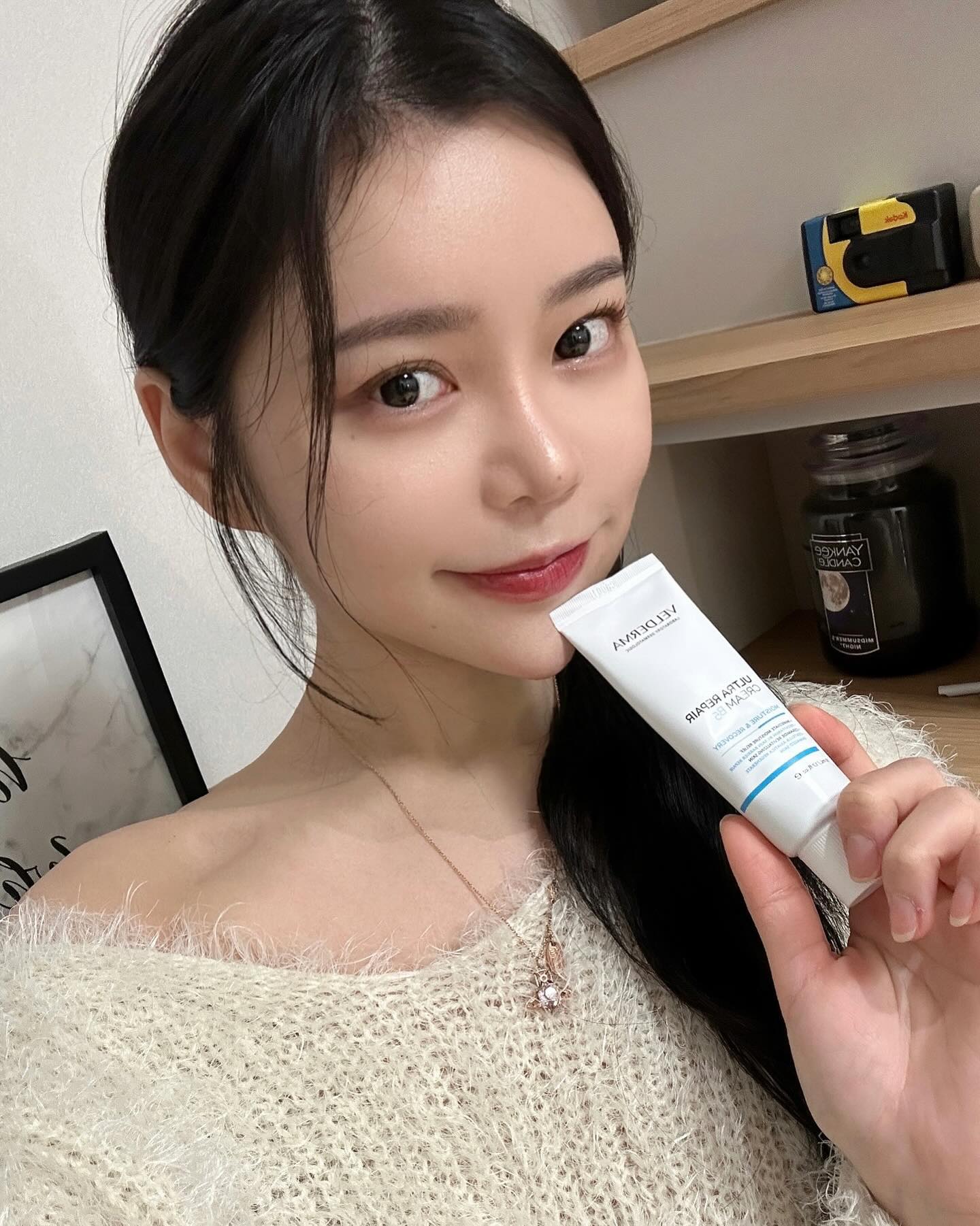 #광고 veldermacos 
광고 잘 안 받는 내가 진짜 사용해보고 올리는 벨더마 재생크림💦🤍

민감하디 민감한 내 피부 요즘 완전 좋아지롱 ? 건조/민감 피부한테 강추할 만한 크림 찾았어요 !

바로 #벨더마울트라리페어크림b5 🙆‍♀️

저는 피부 층이 얇은 편이라, 작은 뾰루지 하나도 흉터로 번지는 편이에요 그래서 재생크림이란 크림은 다 써봤지만,, 

이것만큼 보습 효과 짱짱한 크림은 못 봤어요

냄시 이상한 재생크림도 많은데 이건 향도 좋고 보습력도 짱짱해 수면팩 효과는 덤덤덤덤.. 물광 피부의 비밀이랄까요…💧

돌아가지 말고 ! 돈 다 써본 쟐링이 믿고 벨더마 바로 쓰는 걸로🩵

#velderma #벨더마 #화장품추천 #마스크팩추천 #피부과화장품 #피부과제품 #재생크림추천 #피부과크림 #수분크림추천 #재생크림 #비비크림 #비비크림추천 #선크림 #선블록 #재생크림후기 #인생크림 #인생마스크팩