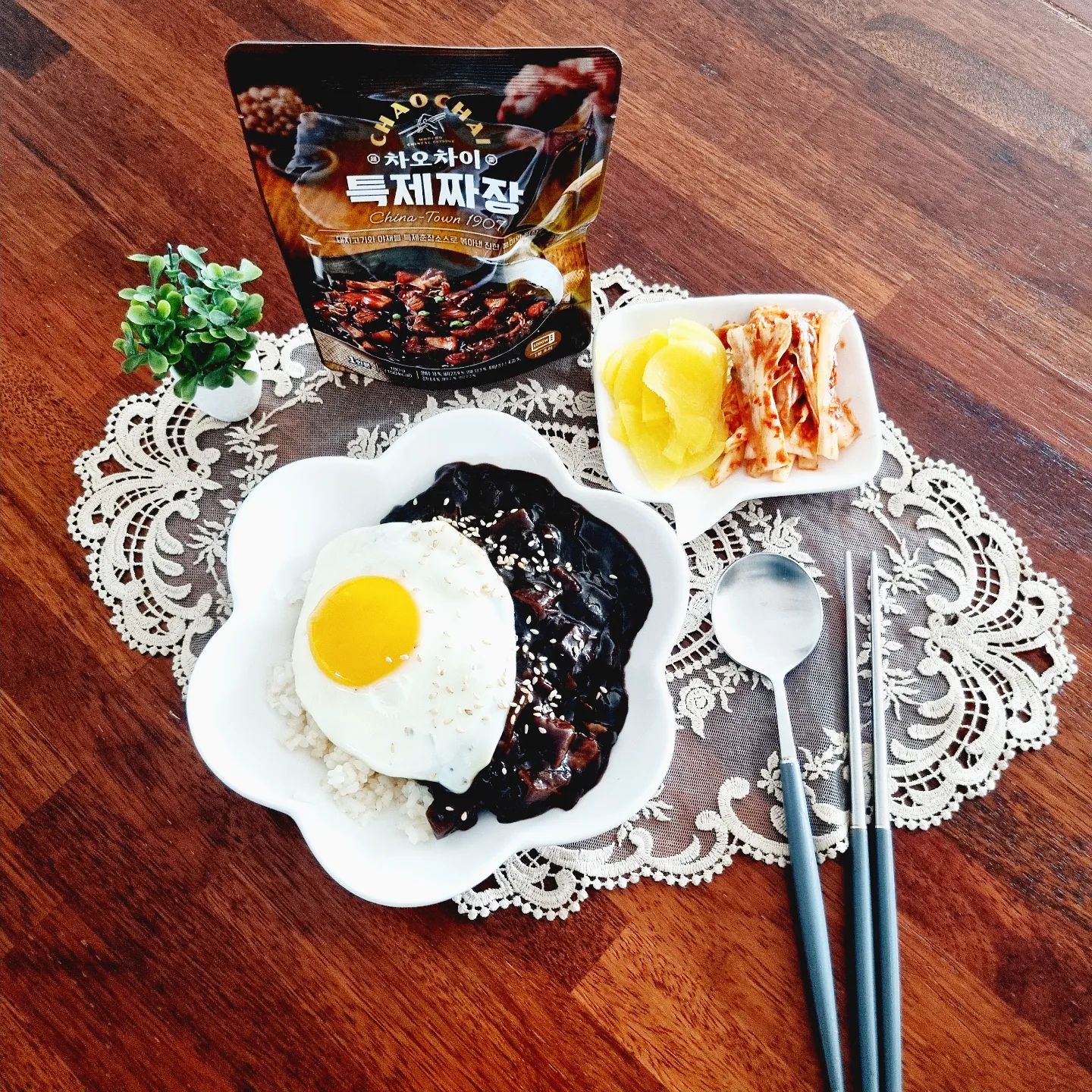 #협찬 간편하게 즐기기 좋다🤭

전자레인지 1분이면
맛있는 특제짜장 완성이요~

큼직큼직 돼지고기,야채 넣은
풍미가득한 한끼 즐기기

가끔 밥하기 싫거나 할때
배달음식???시켜?말어?
고민되는데🤐🤐🤐

차오차오 찬스
종류도 다양해서 선택폭에👍👍👍

쓱쓱비벼서 한입
음~🎶🎶
너무 맛있잖아~우리집이 짜장맛집🤭🤭
아침시간 아이들 밥
걱정 뚝입니다✨️✨️

구매처 안내

⭐️오프라인 이마트에서 1+1 행사 중(3/15-4/4)
⭐️온라인 여기서 구매가능
  URL : bit.ly/4a10a1C

#차오차이 #중화미식 #중화요리 #중식 
#차오차이소스 #짜장밥 #짜장면 #짜장레시피 
#짜장만들기 #특제짜장