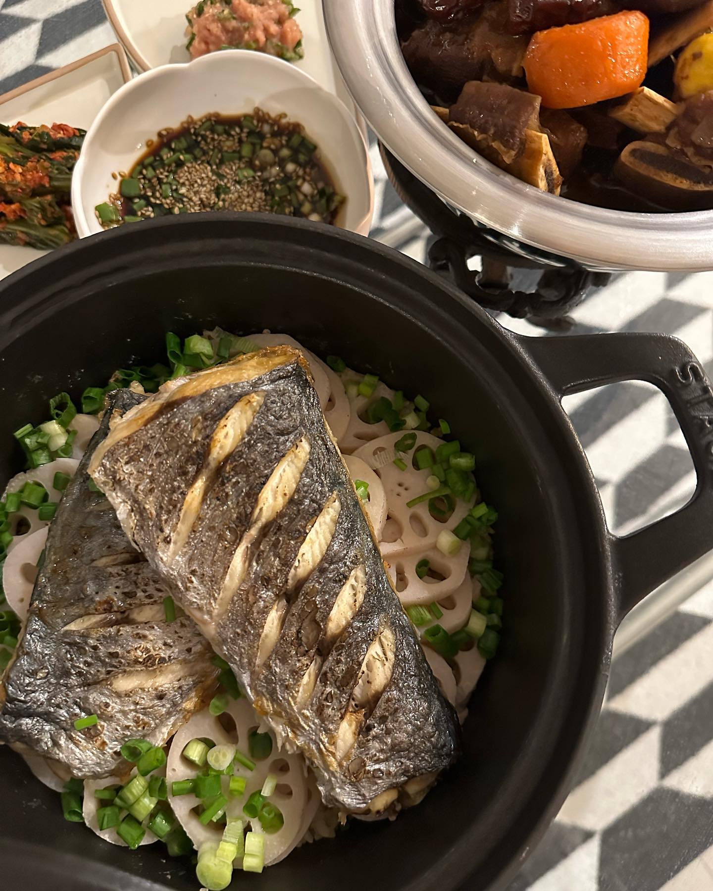 _

오빠가 제주에서 잡아온 삼치로
어젯 밤 삼치솥밥했어요.

싱싱하고 담백한 삼치 속살과 아삭하게 씹히는 
연근의 조합이 어찌나 찰떡이던지 
연근 초이스 잘한 나를 칭찬합니다 😅

연근 넣고 삼치솥밥 꼭 해드셔보세요~
건강해지는 느낌이 절로 나더라구요? ㅎ

소갈비찜하다 전기가 나가 
대 환장파티였지만 ㅋ
늦어진 밥맛은 더 꿀이었다는거 🤭

#주말집밥
#한우소갈비찜 
#삼치솥밥
#현실집밥