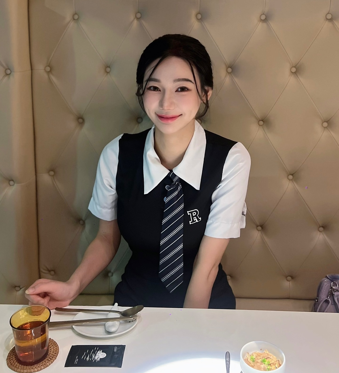 오너쉐프 김세진님이 운영하는
일식을 가미한 퓨전 오마카세 초승달 다녀왔어요!
쉐프님 인스타그램 : chef_s.jin

이태원 경리단길에 위치하고 있으며
11가지 코스요리로 먼저 눈길을 사로잡고
직원분께서 요리 하나하나 직접 설명해주셔서 요리의 이해도가 높았고
한입 한입 너무 이쁘면서도 맛이 풍부해서 쉐프님 요리실력에 감탄!
뭔가 오마카세보단 파인다이닝 같았던 느낌?!

금액이 아깝지 않을 정도로 맛있었고
메뉴가 시즌별로 조금씩 바뀐다고 하니까
다음에 메뉴가 바뀔때 다시 오고 싶을 정도로 맛있었어요!

백설이들도 가족들이나 연인과 함께 가보시길 추천드려요!
정말 음식도 예쁘고 배도 너무 불러서 만족도 최상♥️

🌙 초승달 오마카세 기본 1인당 69.000원
📍 서울 용산구 회나무로26길 12 1층
📞 02 - 749 - 6444
⭐️ 일요일 정기 휴무
☁️ 예약/단체이용가능/무선인터넷/남녀화장실구분/주차가능

#초승달 #이태원 #경리단길 #이태원맛집 #한남동맛집 #오마카세 
#오마카세맛집 #이태원오마카세 #한남동오마카세 #이태원핫플