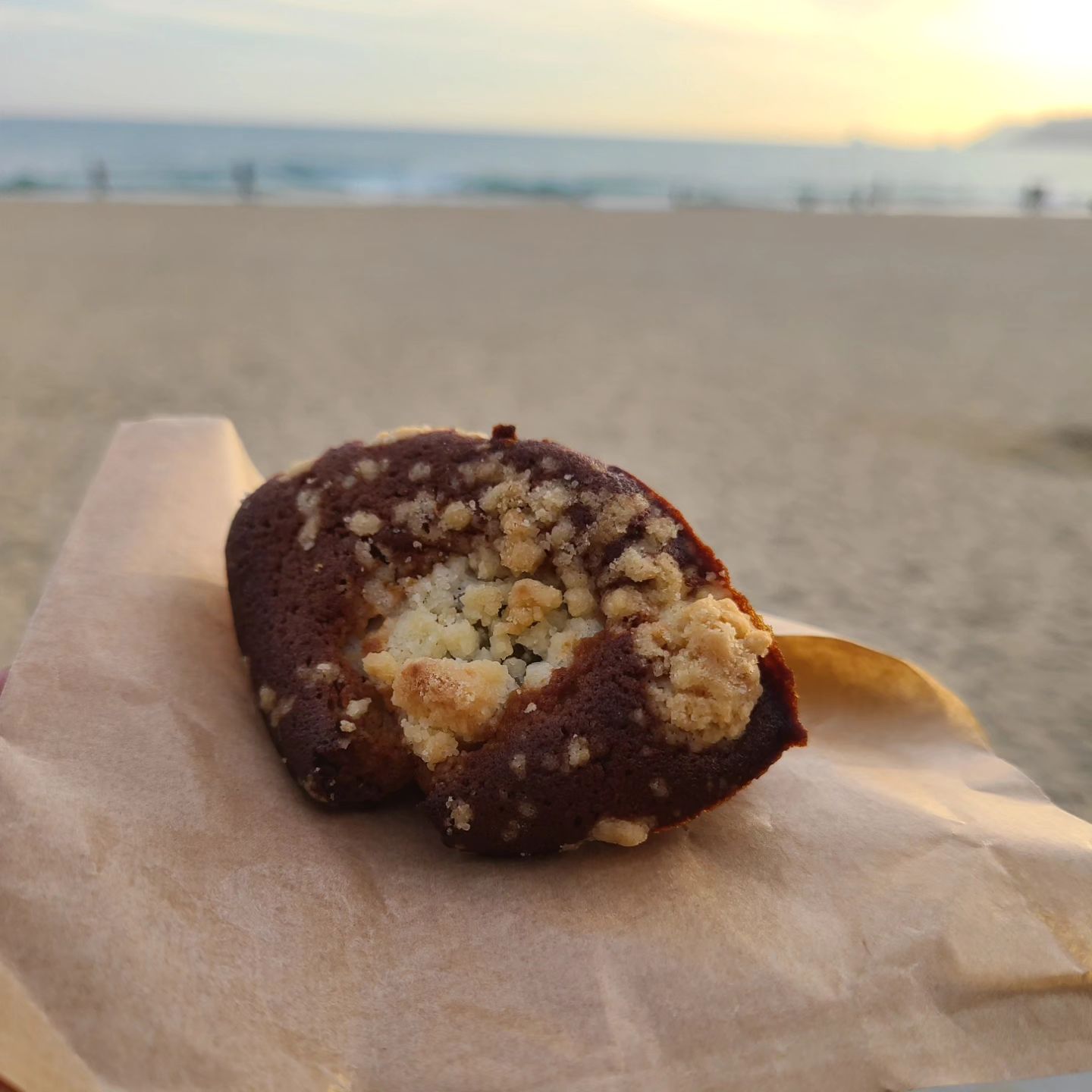 🥖 부산 빠따슈

📌 위치 : 부산 해운대구 우동1로85번길 8
⏰️ 시간 : 11:00 ~ 20:00, 매주 월,화 휴무
☎️ 번호 : 051-731-2459

8년동안 블루리본을 받은 베이커리 전문카페 빠따슈🤩🤩
가로수길에서 해운대로 이전했다고 하는데요
8년동안 블루리본을 받았다고해서 빵을 좋아하는
1인으로써 무슨맛일지 너무 궁금하더라구요!!

대표메뉴가 휘낭시에라고해서 3가지맛의
휘낭시에를  담아봤습니다
종류도 너무 많고 하나같이 다 맛있어보여서 한참을
고민해서 해운대 바다보면서 커피랑 먹기에 좋아보이는
메뉴들로 담아봤는데요

헤이즐넛, 밤, 무화과를 골랐고 같은 휘낭시에였지만
사용하는 재료마다 식감이 조금씩 달랐고
메인재료들의 식감은 다 살려주면서
버터향도 은은했고 달콤한 맛도 은은해서 좋았습니다!
커피없이고 전혀 퍽퍽하지않고 부드러워서
꿀떡꿀떡 넘어가더라구요

매장이 조금 안쪽에 있지만 주기적으러 먹으러
가기에 훌륭한맛! 선물하기에도 딱👍👍👍