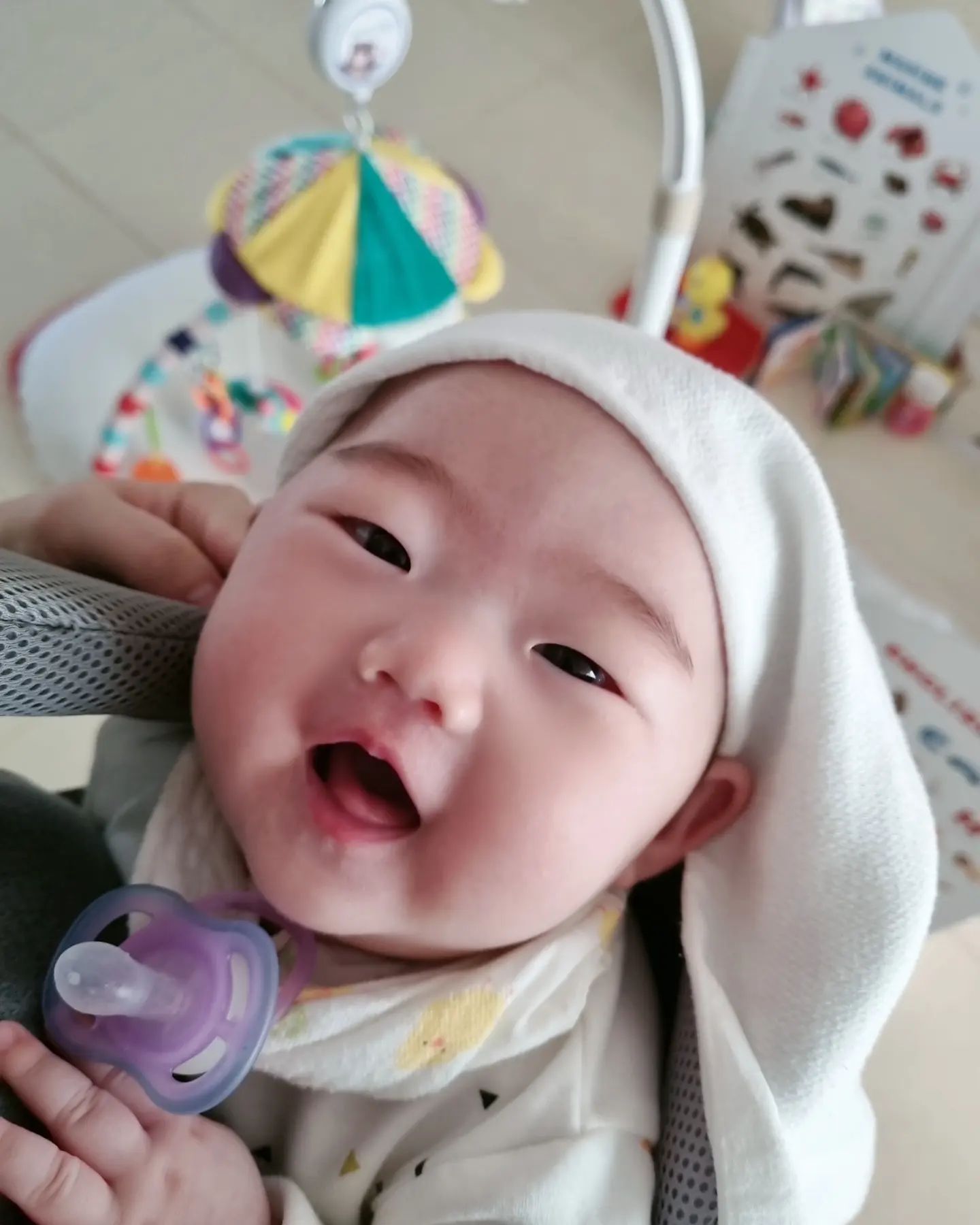 D+107 #육아일기

밤잠천재 낮잠바보

이제 눈에 뵈는게 생기셔서
자려는데 두리번거려서
천기저귀를 씌우고 재우려다가
엄마가 느므느므 장난이가 치고 싶지모니........😎

눈마주치면 자다깨어도 늘 빵긋빵긋 웃어주는 너는 사랑이다❤️🧡💛

그래서 낮잠은 언제 누워서 잘 예정이야??😂

#사랑이야  #흑토끼띠 #흑토끼띠맘 #신생아 #육아스타그램 #육아 #육아소통 #딸스타그램 #아기릴스 #딸바보 #육아그램