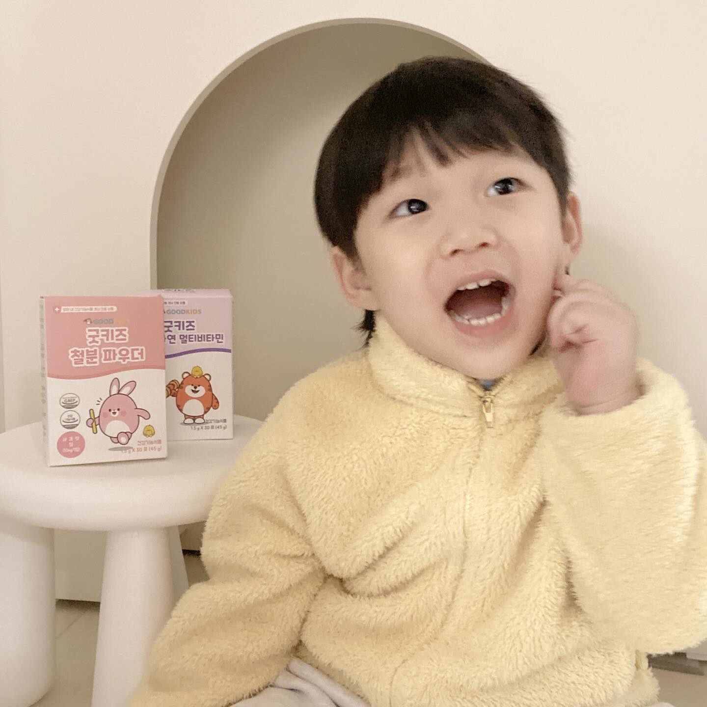 똑닥X굿키즈로부터 제품을 제공받아 체험한 솔직 후기

🄶🄾🄾🄳 🄺🄸🄳🅂
면역 아연 멀티 비타민(포도맛🍇) + 철분 파우더(사과맛🍎)

①소아청소년과 전문의가 직접 배합한 어린이 맞춤 영양제💊
②개별 포장으로 위생적이고 보관 및 휴대에 편리해요
③하루 한 포 섭취로 아이들이 부담 없이 섭취 가능해요
④13개월아이~청소년까지 모두 섭취 가능해요
⑤GMP를 인증 받은 기관에서 만들었어요

🍇굿키즈 면역 아연 멀티비타민

✓비타민 10종 + 미네랄 3종을 한 번에 섭취할 수 있는 멀티비타민❣️
✓부원료로 면역에 좋은 엘더베리 첨가하여, 아이들 감기 예방과 면역력 강화를 더 신경 쓴 제품 ❣️ 
✓포도맛에 자일리톨을 더해 달콤하고 시원한 맛이 나 거부감 없이 먹을 수 있어요

🍎철분 파우더

⛧철분은 혈액 생성, 에너지 생성에 꼭 필요!!

ෆ̈ 철분보충이 필요한 아이
ෆ̈ 급격한 신체 성장이 이루어지는 아이 
ෆ̈ 편식하는 아이
ෆ̈ 철분의 요구량이 증가되어 필요로 하는 아이에게 꼭꼭 필요!!

『스마트스토어에서 구입가능』 
https://smartstore.naver.com/_goodkids

포도맛, 사과맛이 나서 약이 아닌 간식먹는 기분이 드는지 로우니는 한포 먹고 또 달라고 했어요🐣
뜯어주기만 하면 혼자 탈탈 털어 먹어서 챙겨주기도 편함🫶

#똑닥 #굿키즈 #제품제공 #굿키즈건강기능식품 #굿키즈영양제 #goodkids #성장기영양제 #어린이영양제 #맞춤영양제 #맛있는영양제 #맛있는어린이영양제#어린이건강기능식품#34개월#34개월아기#육아소통#육아정보