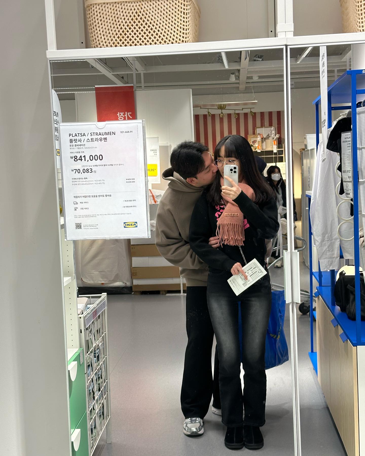 이케아는 유산소하기 참 좋다.
인테리어나 소품을 좋아하는 지영이에겐 그야말로 제대로 된 놀이터였다.
나는 푸드코트가 제일 좋았다.

#이케아
#소하고택 

#데이트룩 
#데이트코스