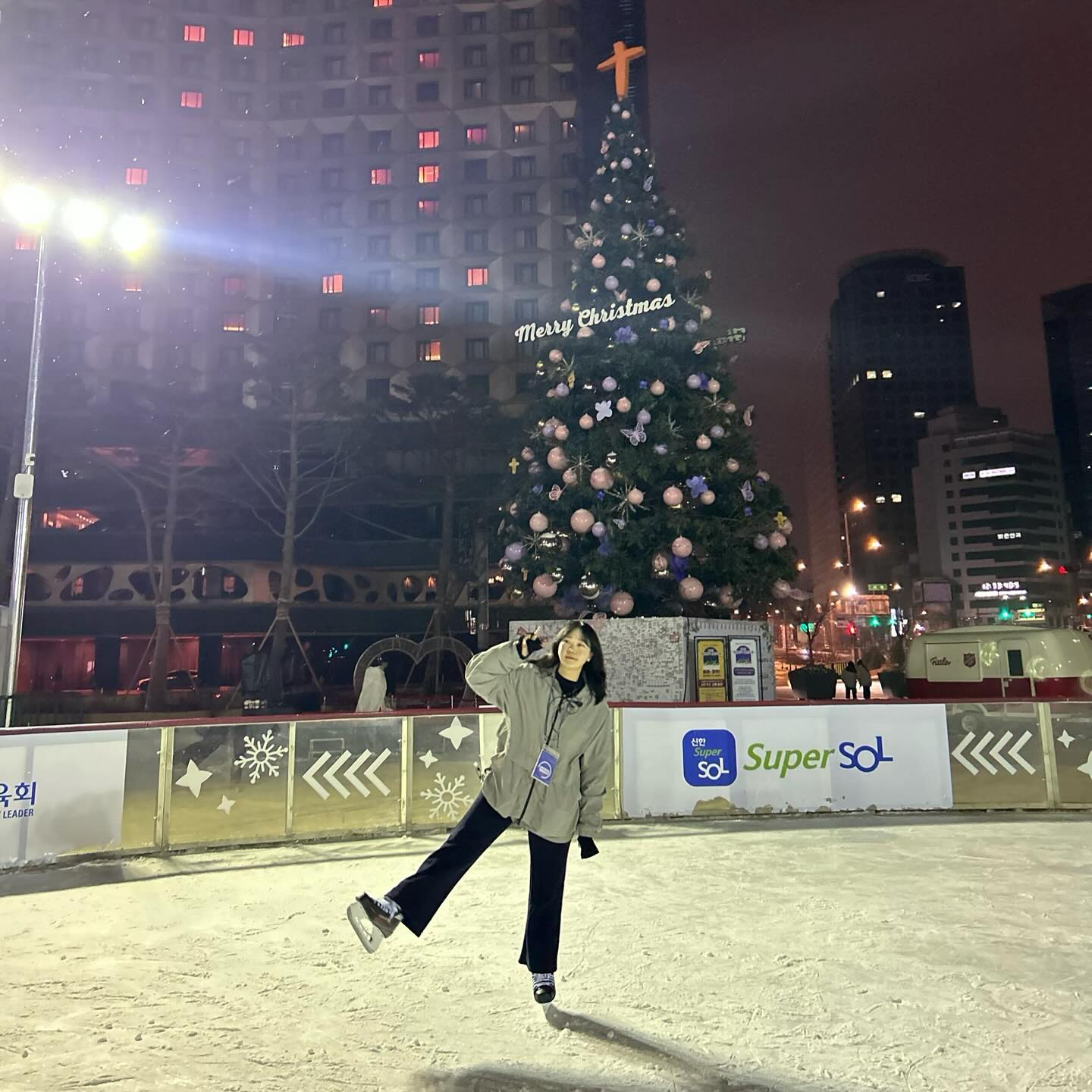 화이트 크리스마스였던 날❄️🤍
.
.
.
.
.
#첫줄 #ootd #소통 #일상 #일상스타그램 #l #likesforlike #lfl #liketime #life #l4l #fff #following #followforfollowback #follow4like #2023 #2024 #갑진년 #일상#좋반#daily#selfie #ff#배우#모델# #시청 #스케이트장 #겨울 #크리스마스