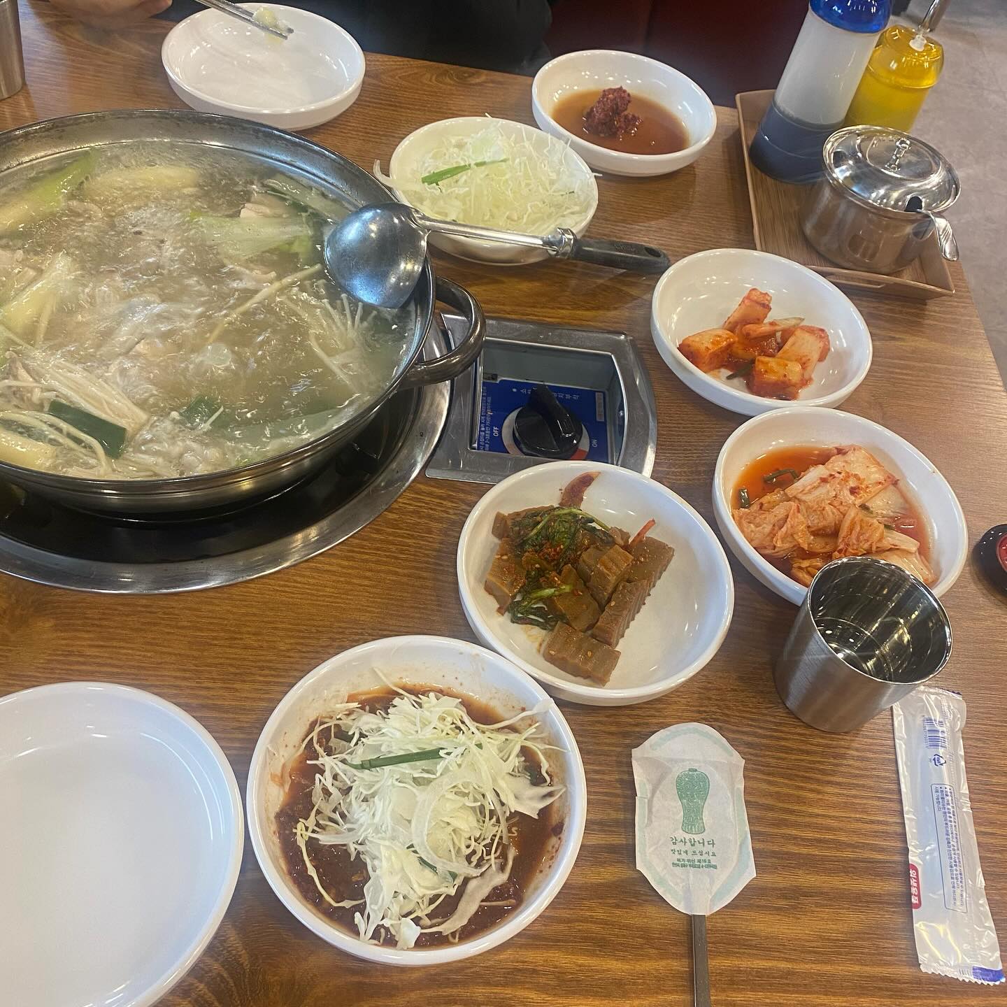 💖인천 만수동 고구려 닭한마리💖

추운 겨울 뜨끈한 국물 땡기시죠😋
닭한마리에 칼국수까지 넣어서 든든하게 드세요❣️
사장님께서 특제소스 직접 만들어 주시는데,
닭에 싸면으면 환상이에요❣️
담백한 닭이 소스랑 같이 하면 매콤새콤 계속 들어가는 마법🫶

📌 영업시간 : 수-월 11:30-23:00
 화요일 17시 오픈
📌 닭한마리 2인(24,0)
📌 주차가능(공영주차장)
📞 전화번호 : 0507-1329-3648
✍ TIP : SNS 올리면 음료수 or 사리 서비스

#인천만수동맛집
#인천모래내시장맛집
#인천남동구맛집
#인천닭한마리
#모래내시장닭한마리
#인천모래내시장술집
#인천모래내시장회식
#인천모래내시장점심
#인천모래내시장저녁
#만수동닭한마리
#구월동닭한마리
#협찬