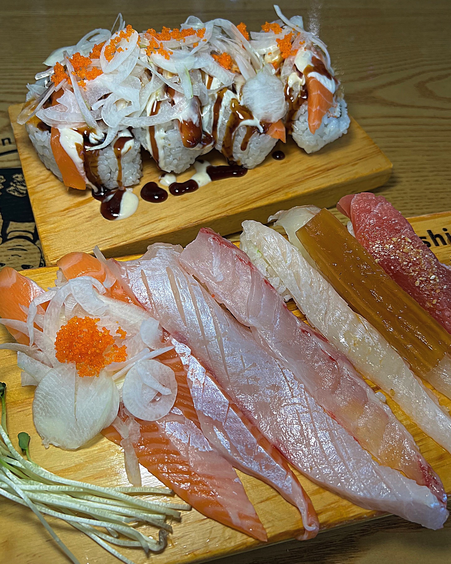 [ #협찬 ] 스시치기 가능한 스시맛집 🍣

이미 용인대표맛집으로 소문이 나 있는 곳이라
기대하고 갔는데

아니나 다를까,,
맛집으로 유명한 이유가 있었어요 🥹

올려져있는 회 두께며 길이며 장난 아니고
한입에 넣으면 볼빵빵돼서 넘넘 기분이 좋아짐

긴꼬리스시로 유명한만큼 가위로 잘라먹어야돼서 좀 색달랐고

연어롤은 대왕롤로 유명한데
사진에서는 표현이 안되지만 거짓말이 아니라 크기가 손바닥만해서

왕입인 저도 반으로 잘라서 먹어야했던,,

여기는 회도 정말 신선하고
신선한만큼 맛도 보장돼서
직접 가 보시길 추천드립니다 !!

➖➖➖➖➖➖➖➖➖➖➖➖➖➖➖➖

📝주문메뉴
스페셜 초밥(12ps) 22,000원
연어롤(4ps) 9,500원

🔎오와스시
📍위치 : 경기 용인시 기흥구 어정로 139 라비스타상가 A동 107호
⏰영업시간 : 매일 11:30~22:00

➖➖➖➖➖➖➖➖➖➖➖➖➖➖➖➖➖➖➖➖

#리뷰노트 #용인맛집 #어정맛집 #동백맛집 #용인스시 #어정스시 #동백스시 #용인초밥맛집 #용인맛집추천 #초밥맛집 #용인데이트 #점메추 #저메추 #협찬환영 #협찬문의 #협찬디엠 #협찬dm #먹스타 #맛스타 #일상피드 #일상그램 #먹팔 #먹팔맞팔 #먹팔해요 #소통 #좋아요 #푸드스타그램