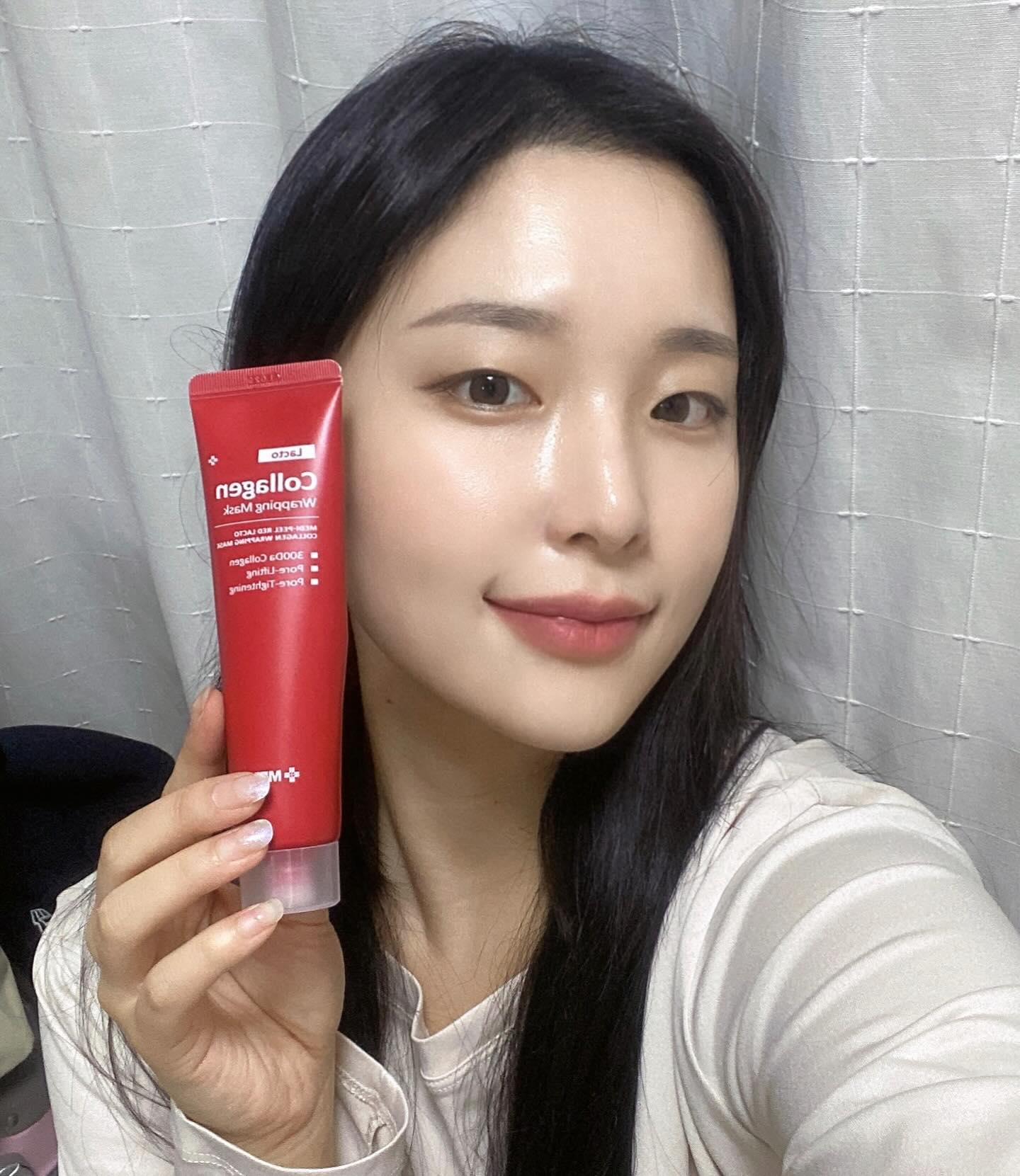 #협찬 medipeel.official 
가로세로 모공케어 가능한 레드 락토 콜라겐 랩핑 마스크💕

☑️피부에 흡수가 쉽고 모공보다 작은 300달톤 초 저분자 콜라겐 70.2% 함유!

☑️ 각종 뷰티 부분 1등 연속 수상과 씨스타 소유가 사용해서
#소유마스크팩 으로 유명한 제품🫶

☑️즉각 안면 리프팅 인체 적용 시험 완료! 피부 속 유효성분을 꽉 잡아주는 랩핑 시스템👍

☑️피부에 콜라겐과 수분이 부족하면 주름도 잘 생기고 얼굴이 축축 쳐지는거 다들 아시죠? 피부가 쳐지면서 생기는 세로모공과 가로모공을 축소시켜주는 제품이에요. 모공뿐만 아니라 탄력도 up!

☑️공기중으로 수분과 영양성분이 날아가지 않도록 콜라겐 랩핑막으로 피부가 유효성분들을 더 오래 머금고 있어요.

세안 후 토너부터 크림까지 다~ 바르고
가장 마지막 단계에서 랩핑크림을 발라줘요!

콜라겐 랩핑 마스크여서 그런지 피부가 탱글탱글해지고
오일 바른 것 마냥 광이나네요🥰
비교를 위해 영상에서 왼쪽 볼에는 제품을 사용하였고
오른쪽 볼에는 제품을 사용하지 않았어요.
제품 사용 후 왼쪽 볼에서만 반짝반짝 빛나죠?!✨

자기 전에 제품 사용해도 다음날 까지 광이나는데
메이크업 전에 사용하면 화장도 쪽득하게 잘먹고
오일을 사용하지 않아도 하루종일 광나는 피부표현이 가능해요😆

#스킨이데아 #메디필 #레드락토콜라겐랩핑마스크 #바르는콜라겐팩 #올리브영마스크팩 #세로모공 #모공관리 #콜라겐덩어리 #모공케어 #모태아기모공 #소유마스크팩 #올리브영추천템