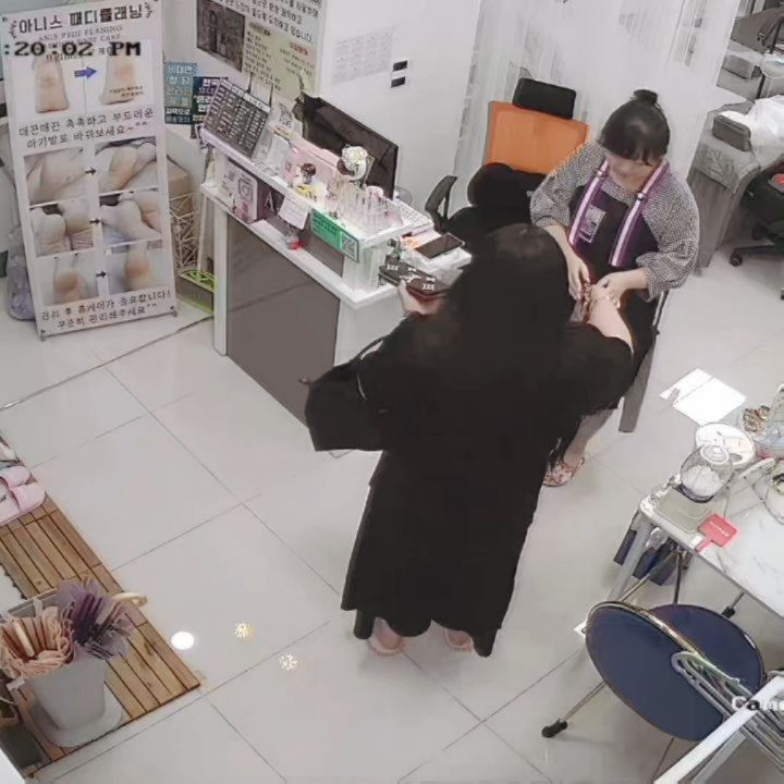 🩷 엄마같은 고객님 🩷
매번 제 식사랑 건강 걱정해주시면서 챙겨주시고
오실때마다 빵이며 음료에다가
배민 상품권까지 보내주시면서
밥 든든히 잘 챙겨먹으라고 신경써주시는 고객님이신데요😭🩷

요번에도 오시면서 샌드위치에 음료 챙겨다 주셨어용....흑흑

먹을거 주는 사람 좋은사람.....🩷이라고 알고 있어서
저도 고객님들 가실때 소소한 간식거리 챙겨드리곤 하는데
요렇게 제가 드리는거보다 몇배는 더 큰 선물로 돌아올때는
아주 찐한 감동의 여운이 오래 남아요 😍

너무 좋은 고객님들을 하루동안 많이 만나게 되는 날엔
하루종일 일해도 하나도 힘 안들고 너무 좋다규요 😆🩷

감사합니당!!!🙆‍♀️🩷