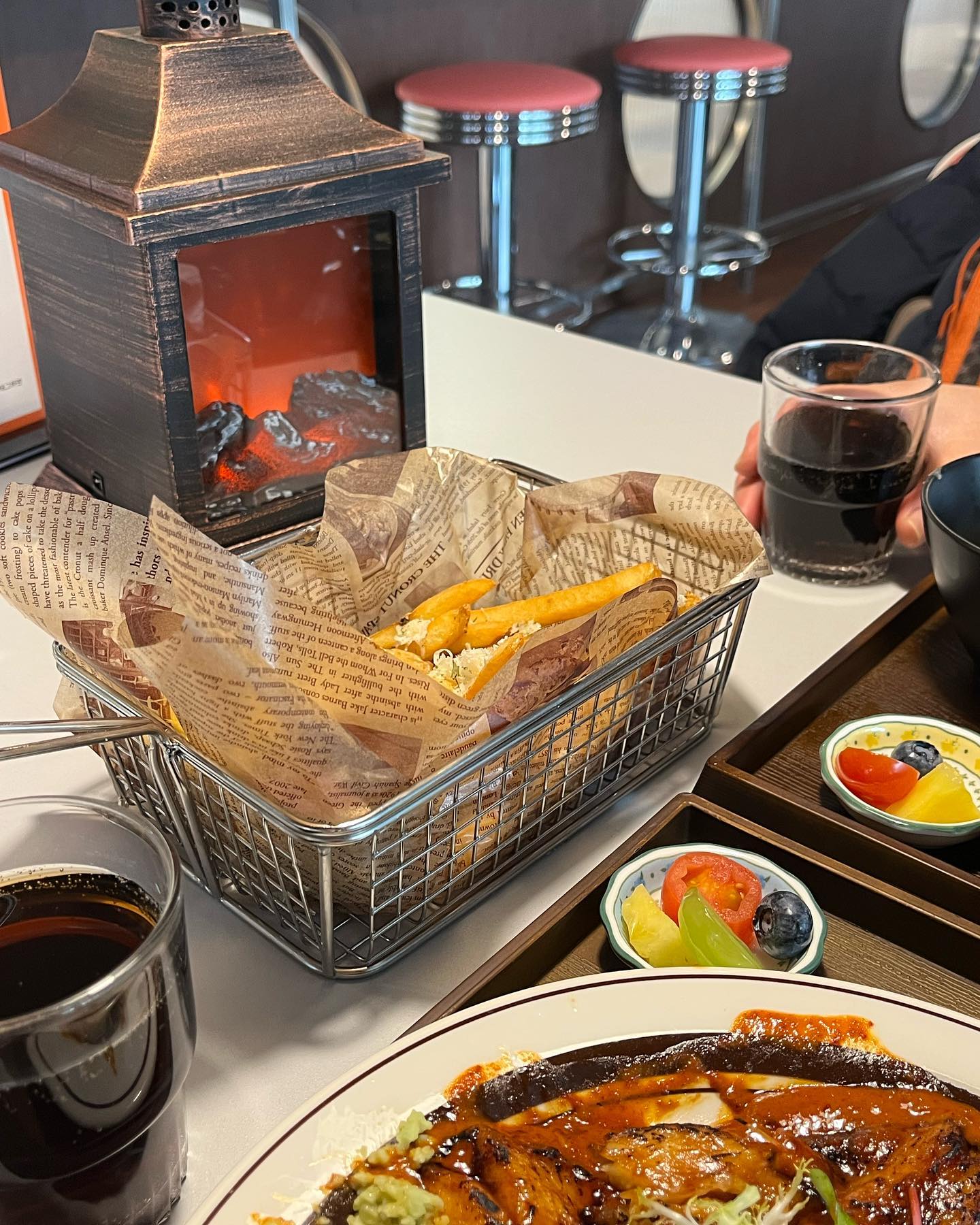 🍱
한국인은 밥심

요즘 어딜가든 연말분위기여서 나가면 힐링하게 되는 거 같아요! 
오늘 점심으로 엄니와 맛있는 덮밥을 먹었는데 토핑도 다양하고 트러플 감자튀김도 갓튀겨서 너무 맛있어서 부산에 오시게되면 방문해보시기 좋을 거 같아요!

<연화덮밥> 위치는 
부산 부산진구 서면로 39 KT&G상상마당 부산 8층 연화덮밥!

🎄영업시간 11:30-21:00 (라스트오더 20:00)
🎄정기휴무는 매주 ”월요일“
🎄주차할인은 1시간 지원되고, 건물내 다른 영업장과 중복은 안됩니다 

연화 軟化 : 단단한 것을 부드럽게 하다질긴 고기를 부드럽게 조리하여 현대 퓨전 한식덮밥이랍니다! 
식재료를 모두 국내산을 사용하고 김치또한 대장금 김치라는점! 제가주문한 메뉴들은

도미뱃살(고추장)덮밥과 수비드 부채살(간장)덮밥, 그리고 사이드로 트러플 감자튀김을 주문했어요! 
부드러운 수비드 부채살은 안에 육즙이 가득머금고 있답니다! 그리고 토핑이 다양해서 고기한 점과 다양한 맛을 먹을 수 있는 것이 가장 큰 장점! 또한 도미뱃살은 생선 좋아하시는 분들이 드시면 굉장히 좋아하실 듯한 덮밥이랍니다! 제입에는 부채살이 더 잘 맞았고 다음엔 동파육도 먹으러 가보려고 해요! 

연화덮밥 바로 옆에는 cgv도 있어서 밥먹고 바로 영화보러가면 되는 최적의 동선이라는 점 ㅋㅋ! 다양한 이벤트도 많이 진행하고 있어서 추운 겨울 따뜻한 실내에서 모든걸 해결할 수 있는 상상마당 연화덮밥 방문해보세요!

yeonhwa_dupbab