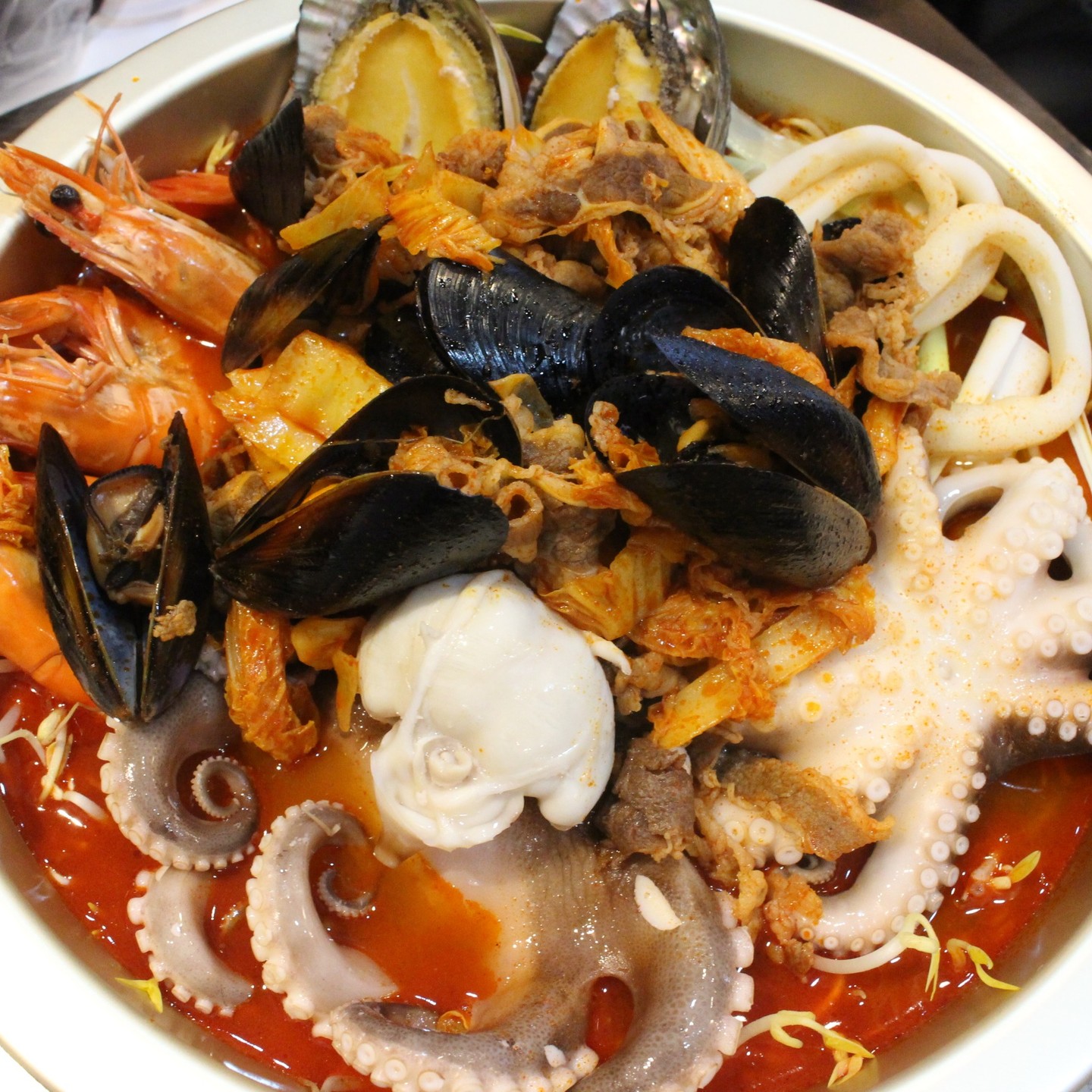 우리 동네 숨은 술집~ 단골집..ㅋ
진짜 안주맛집 답게 사장님의 손끝에서 맛난 요리 탄생~
새벽에 매천시장에서 공수해온 해산물 덕분에 더 맛있는 해물육짬뽕~!
사장님께서 강력추천하신 이유가 있었네..
더운 날 시원한 맥주랑도 좋구 칼칼한 맛에 소주랑도 찰떡~!
태전역에서 300m 떨어진곳~ 차두고 한잔하러 오세요^^

❤️단골집❤️
대구 북구 태전동 549-3
☎ 053-242-2238
영업시간 16:00 - 23:00
(일요일 휴무)

#대구칠곡태전동맛집
#대구칠곡태전동술집
#단골집 #칠곡짬뽕
#칠곡안주맛집 #칠곡혼술