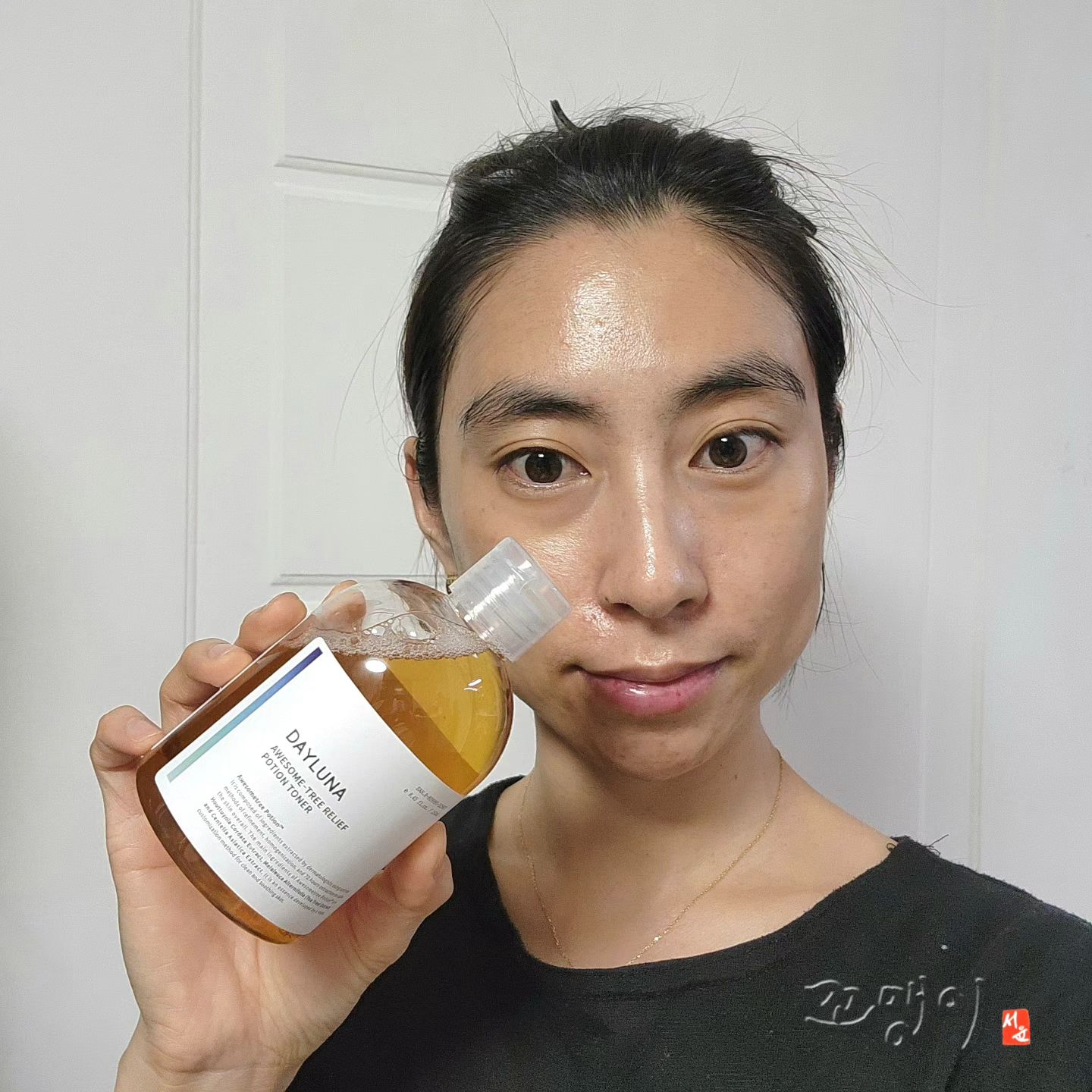 '업체로부터 제공받은 제품입니다'

❣️ 어썸트리 릴리프 포션 토너 

저녁 세안 후 닦토 No, 흡토Ok
토너를 두드려서 흡수 시키고 1시간쯤 지난뒤
피부를 만져보면 피부결이 부드럽고 
처음 결보다 다른걸을 알 수 있어요.

저는 일단 광빨이 나고 쫀쫀 했어요.😊
그리고 피부 진정에도 도움이 되더라구요.
그래서 재생크림과 항상 데일리로 같이 사용하고 있어요.

특히 트러블도 잘 나고 예민한 피부라 
토너 사용에도 제품을 꼼꼼히 보고 구매 하는 편인데,
어썸트리 릴리프 포션 토너는 꾸준히 사용해주면,
피부 진정에 도움이 된다고 해서 열심히 흡토 중이에요.😊

이제 봄이 다가오니 피부에 더 신경쓰는 중이에요.
이웃님들도 봄 준비 피부관리 어썸트리 릴리프 포션 토너로
해보시는건 어떨까요?😁

생각보다 작아보이던데 용량은 250ml 더라구요.
양이 많아서 아끼지않고 사용하고 있어요.

- 아침,저녁으로 데일리로 스킨으로 사용하고
- 자기전 솜에 적셔서 팩으로도 사용하고
- 2~3 레이어링해서 앰플로도 사용하고

진정 토너도 되고, 앰플도 되고, 팩도 가능한,

올인원 데일리 스킨 어썸트리 릴리프 포션 토너 

가장 마음에 드는 부분이 바로 용량!!!
그리고  올인원으로 사용 가능 하고,
피부 진정에도 도움이 되니깐 활용도 UP

봄 대비 피부관리는 어썸트리 릴리프 포션 토너 

용량 250ml
금액 14,760원

dayluna_official
https://bit.ly/40c2uyb

#데이루나 #화장품추천 #스킨 #토너 #진정토너 #데일리토너 #피부2회차 #포션토너 #트러블 #여드름 #피부필수템 #피부진정 #얼굴트러블