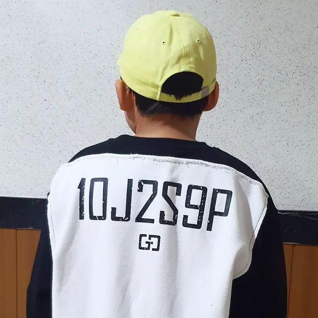  행복한 사막여우 | 책추천, 리뷰, 일상, 육아 on Instagram: "#광고 🧒
이 옷의 포인트는 뒷모습!
블랙 앞모습도 예쁘지만, 화이트 패치워크 포인트로 뒷모습이 더 예쁜 맨투맨 티셔츠♡
패션디자이너 출신 아빠가 아이들을 위해 직접 디자인한, 가이즈앤돌즈 신상 맨투맨을 입혀보았습니다!

👕면 100%로 부드러워 착용감이 편하고, 두께도 살짝 있어서 간절기템으로 딱~ 원단부터 직접 깐깐하게 선택하여 품질도 굿! 가이즈앤돌즈만의 시그니처 디자인으로 하나만 입혀도 스타일리쉬해서 좋더라구요.

7세~15세 이상 성인 여성까지 착용 가능한 사이즈로 패밀리룩, 등원룩, 남매룩 등 다양하게 활용 가능~ 다음엔 아들과 함께 커플룩으로 입어봐야겠어요😊
 
⭐️가이즈앤돌즈 www.gndkids.com
신규 카톡플친의 경우 5,000원 할인 쿠폰 제공
인스타 팔로워 시 다양한 이벤트 참여 가능
@guysndolls_official
.
.
#가이즈앤돌즈 #패밀리룩#초등룩 #키즈맨투맨 #키즈데일리룩 #편한아동복 #키즈맨투맨 #아동신상"