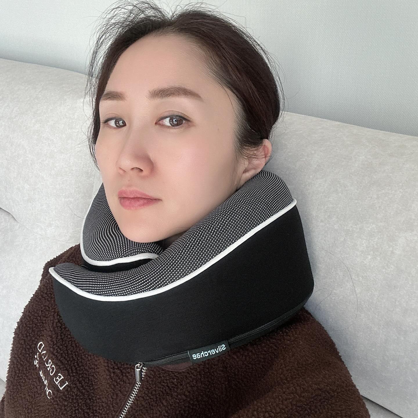 #협찬 실버채 기내용목베개
여행갈때 비행기 탈때 필수인 목베개
부피가 크거나하면 가지고 타기 힘들잖아요. 
실버채 기내용목베개는 파우치에 쏙 들어가 휴대하기가 편해요
벨크로 방식이라 사이즈에 맞게 남녀노소 어른,아이 상관없이 착용가능
저도 아들한테 착용시켜봤는데 아들한테도 딱 잘 맞더라고요
너무 편하다고 좋아하더라고요

메모리폼이라 복원력도 좋고 목에 닿는 부위도 편안하니 좋더라고요
저도 거북목이라 항상 목에 무리가는데 차에 탈때나 집에서도 한번씩 목베개 하고 있어요.
목베개 앞부분도 막혀있어 앞우로 꼬꾸라지지 않고 고정되요
그렇다고 답답하지도 않고요
목베개 업체가 정말 많은데 이런 장점들 덕분린지 단기 판매량이 어마어마해요. 
색상도 몇가지 있는데 전 가장 무난하고 깔끔한 그레이/블렉 컬러

실버채 기내용목베개 여행가기전  꼭 챙기세요
silverchae_better_life

#실버채목베개 #기내용목베개 #비행기목베개 #여행용목베개