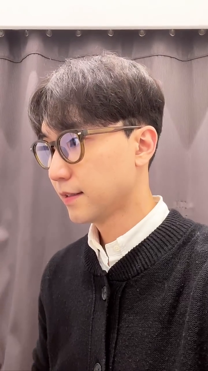 2023.10.19(목)
🌧️최고: 18도 / 최저: 13도

요즘 일할때, 그리고 패션에 조금의 변화를 주고 싶을때 안경을 쓰곤 하는데요,
제 얼굴에 가장 잘 어울리는 색을 찾다보니 “카키”색이 눈에 들어왔습니다 :)

hangle_official 안경은 처음 착용해보았는데,
가볍고 착용감도 좋아 데일리로 착용하기 좋은 것 같습니다!🙌🏻

하루종일 컴퓨터를 봐야 하는 업무 특성상 눈이 아프기도 한데,
무겁지도 않고 컴퓨터 빛도 차단해줘서 요즘 일할때 이 안경과 늘 함께네요!🤓

한글안경 브랜드 자체도 깔끔하고 클래식하기 때문에,
20-30대 직장인 분들에게 안성맞춤인 아이템이 될 것 같아요 :)

패션, 실용성 모두 만족하는 안경 찾으시는 분들에게 적극 추천드려요!👍🏻