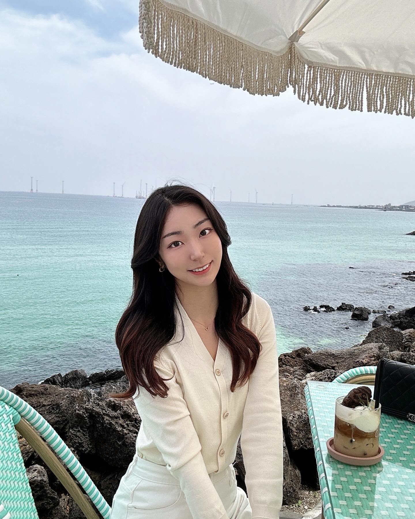 제주 오랜만🍊
날씨도 좋고
오션뷰도🫶🏻
.
.
뷰맛집
넘 유명한
’애월더선셋‘
.
.
파란바다보면서
멍때리기
힐링🩵
.
.
다음에도
또와야지💕
.
.
.

#제주도#급여행#곽지해수욕장#애월더센셋#제주카페#제주도여행#여행좋아#일상스타그램#일상사진#여행사진#바다사진#제주도바다#제주도에서#힐링여행#좋아요#일상#소통#파란하늘#파란바다#행복#소확행#제주여행#4월제주#애월#애월카페#힐링