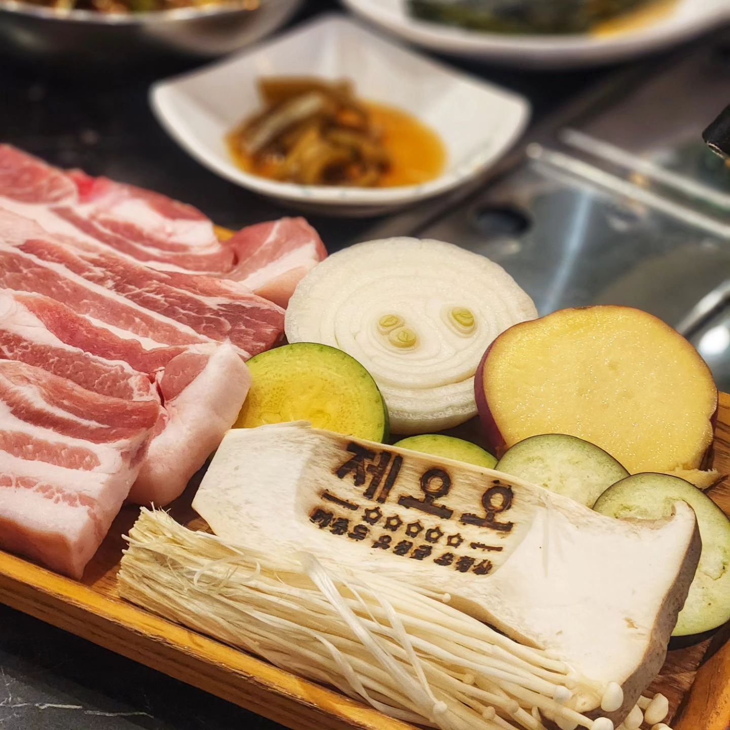 #협찬 #제오오 🏝

동편마을에 오겹살이 맛나다고 소문난 #제주도오성급오겹살 을 가보았다😎 매장이 널찍하고 깨끗해서 회식으로 오기도, 가족들이랑 방문하기도 너무 좋아보이는 곳!

#오겹살 180g ₩18,000 
#화산치즈불판볶음밥 ₩7,000 🥣

오겹살은 아무래도 껍데기 좋아하시는 분들이 많이 시킨다고 해서 나도 주문!! 혹시 털이 있을까봐 걱정했는데 전혀 없이 너무 깔끔하게 주셔서 감동...🫶 너무 오래 구우면 껍데깁 분이 딱딱해지니 주의하라는 팁까지 주신🥹 고기 질도 좋고 같이주신 미나리,고사리,부추 구워서 싸먹으면 괜히 몸한테 덜 미안하다는거😏

볶음밥은 한 가격 하는데? 했는데 순우유 100%인 치즈를 같이 주셔서 그런 모양이였다. 볶음밥 안에 부글부글 끓는게 화산모양 같아서 붙여진 듯하다😆 마지막으로 카운터 옆에 있는 소프트아이스크림까지 완벽하게 맛있어서 너무 좋았던 오겹살 맛집이여따🍦

✨️ 위치 > 경기 안양시 동안구 동편로 22 k타운 오피스텔 1층 101,102,103호 제오오
⏰️ 영업시간 > 매일 11:00 - 23:00

#포부남녀 #pobu_namnyeo #먹스타그램 #관양동맛집 #관양동고기집 #인덕원고기 #인덕원고깃집 #동편맛집 #동편마을고기 #동편마을고기집