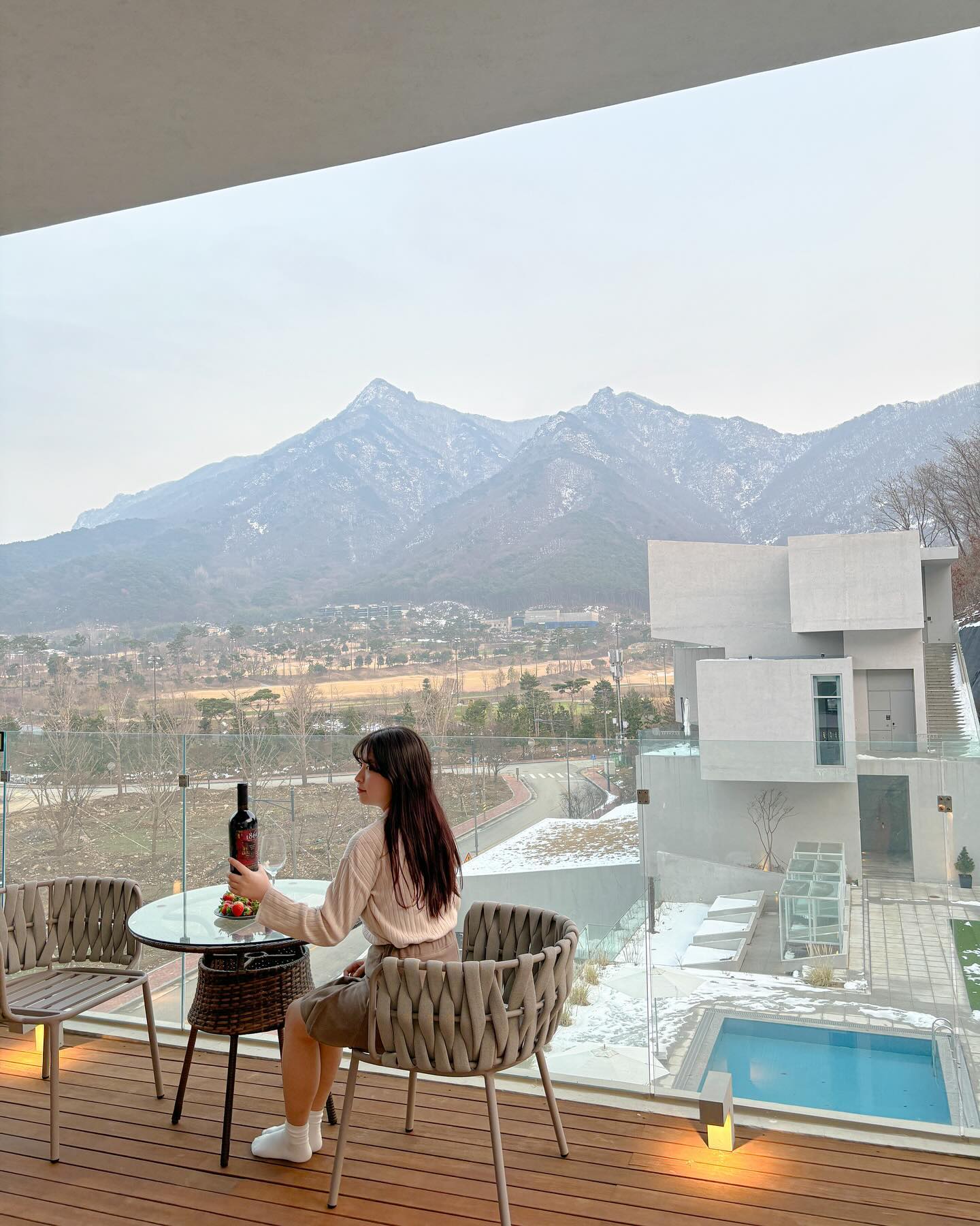 elystay.resort 
전객실 내장산 뷰+단독 스파 이용가능한
전북 풀빌라 엘리스테이🏔️✨
2022년 세계 건축상을 수상할 정도로
건축물이 아름답고 객실도 깔끔하니 좋아요

어메니티 및 조리도구 구비도 되어 있고 
바베큐 세트/그릴 대여를 하면 편하게
테라스에서 바베큐 파티도 할 수 있답니다:)

객실에 있는 스파는 온수풀로 
겨울에도 따뜻하게 즐길 수 있어요☺️

📋룸타입(4개)
프레스티지/로열 스위트/프리미어 스파
프리미어 풀(✔️)

⏰ 운영시간
체크인 15:00/체크아웃 11:00

💳 추가요금
- 스파사용료: 50,000원
- 바베큐 세트(2인 기준) 사전예약: 100,000원
- 바베큐 그릴 대여: 30,000원
- 가운 3,000원

✔️ 조리도구/어메니티 구비, 넷플릭스 VOD 시청 가능
전객실 취사 가능, 인피니티 풀 휴장(24.03.31까지)